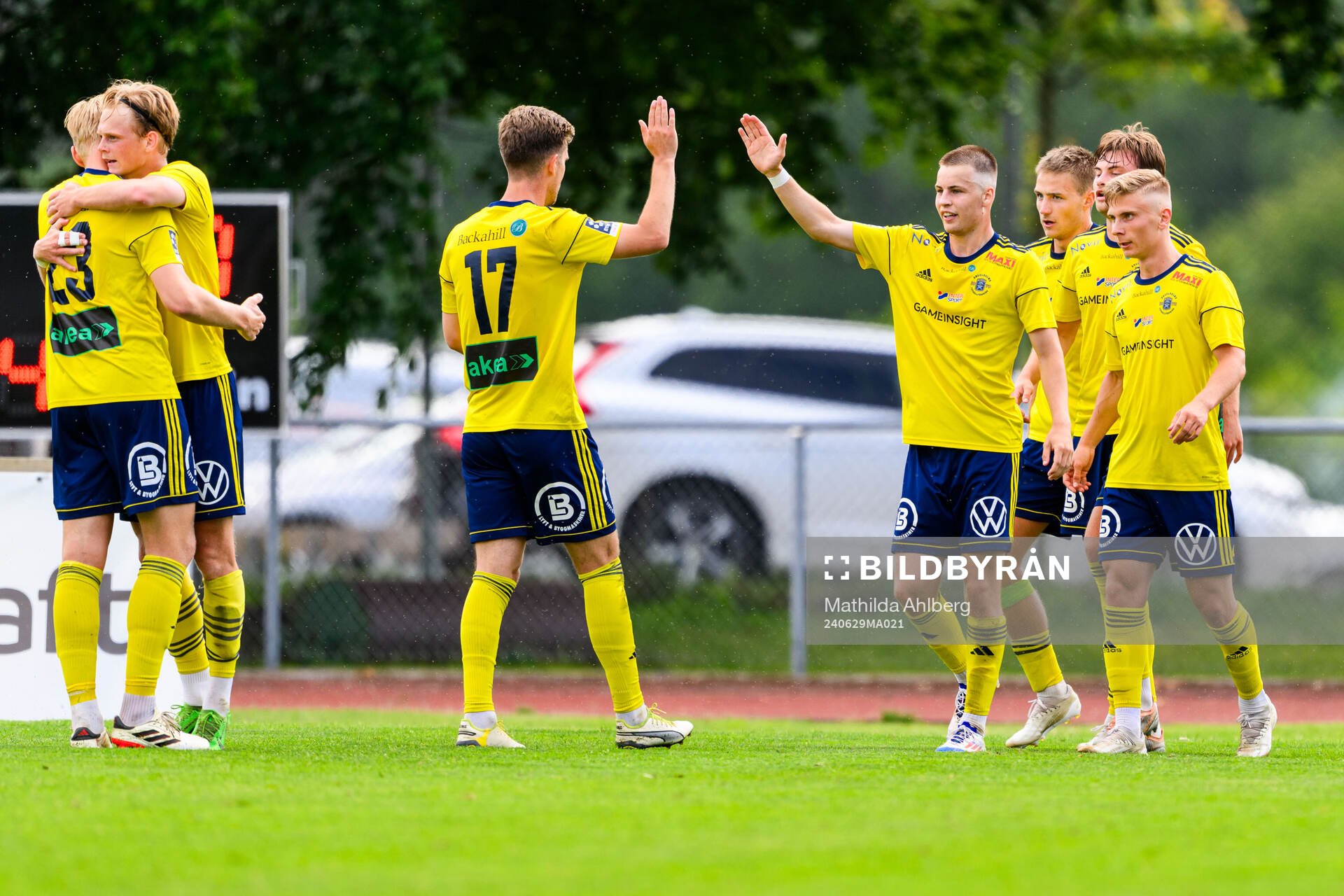 Ängelholm spelare jublar
