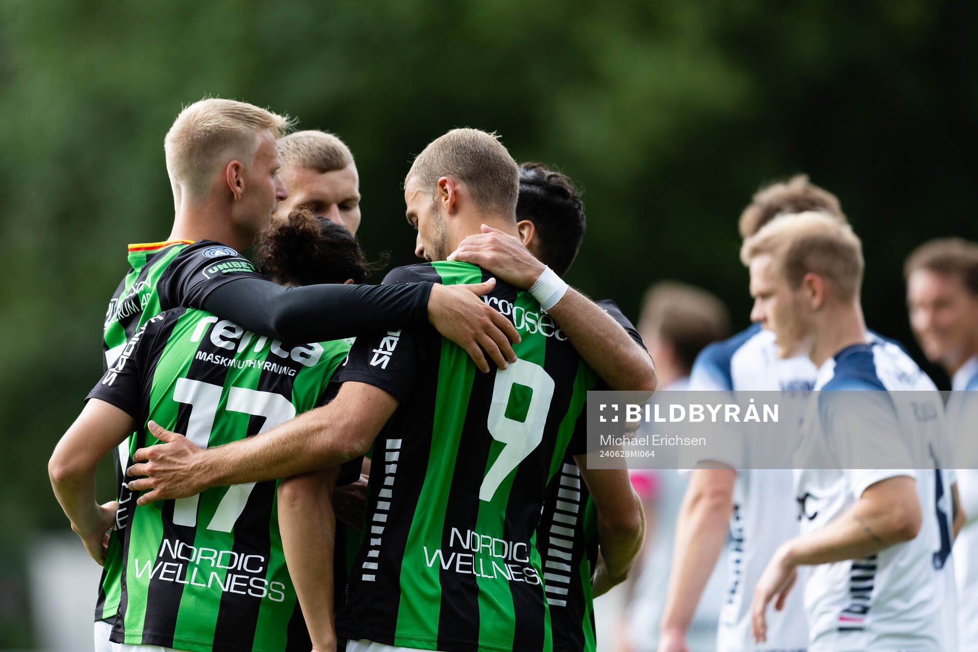 GAIS Gustav Lundgren jublar med lagkamrater efter 3-1 under träningsmatchen i fotboll mellan GAIS och Vendsyssel den 29 juni 2024 i Göteborg.