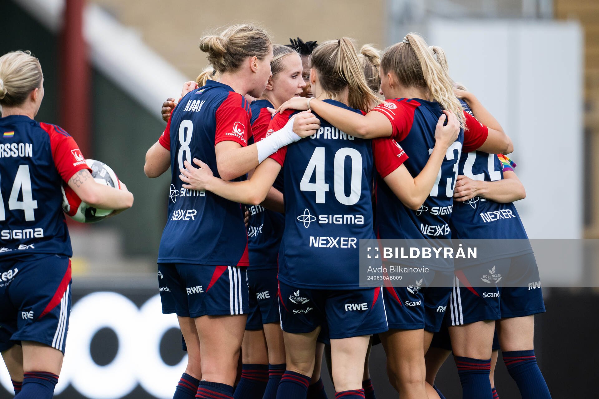 Spelare ur FC Rosengård jublar