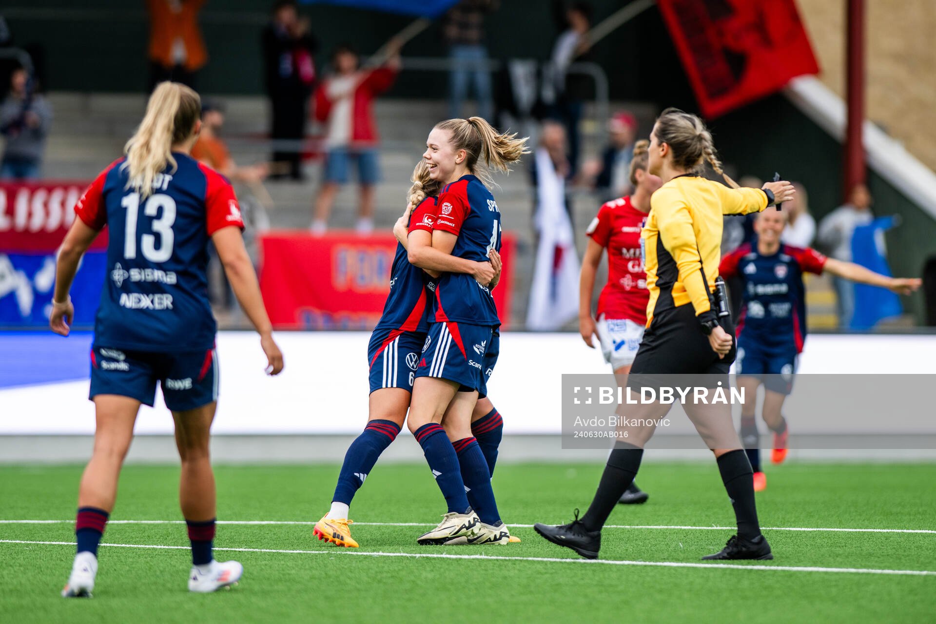 FC Rosengårds Ria Noora Minerva Öling och Bea Sprung jublar under fotbollsmatchen i Damallsvenskan mellan FC Rosengård och Trelleborg den 30 juni 2024 i Malmö.