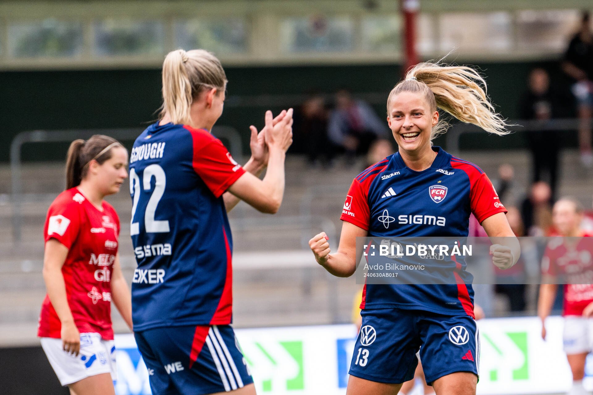 FC Rosengårds Olivia Schough och Olivia Holdt jublar