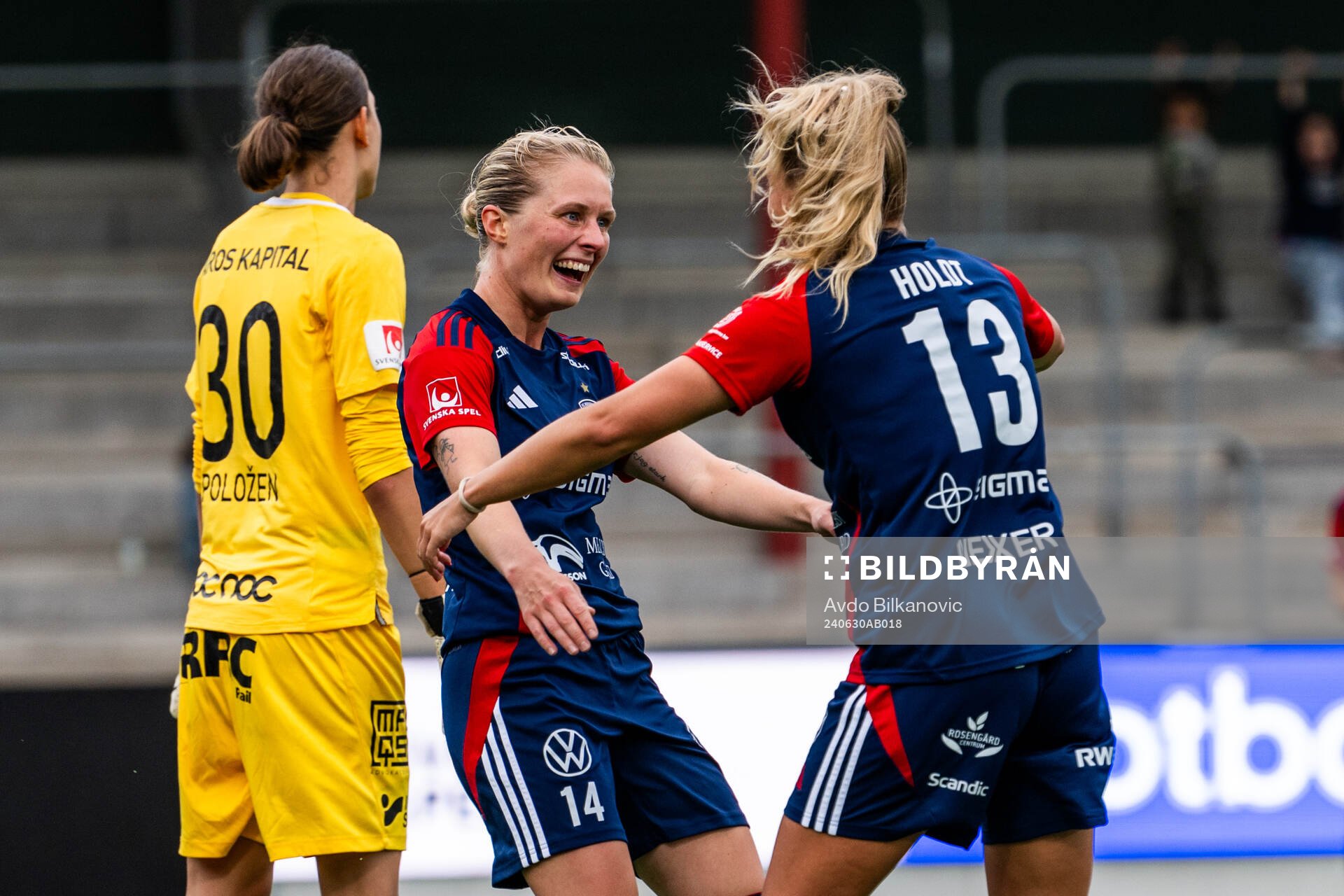 FC Rosengårds Emilia Larsson och Olivia Holdt jublar