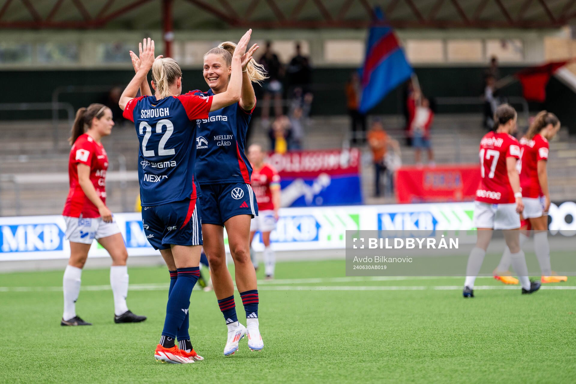 FC Rosengårds Olivia Schough och Olivia Holdt jublar