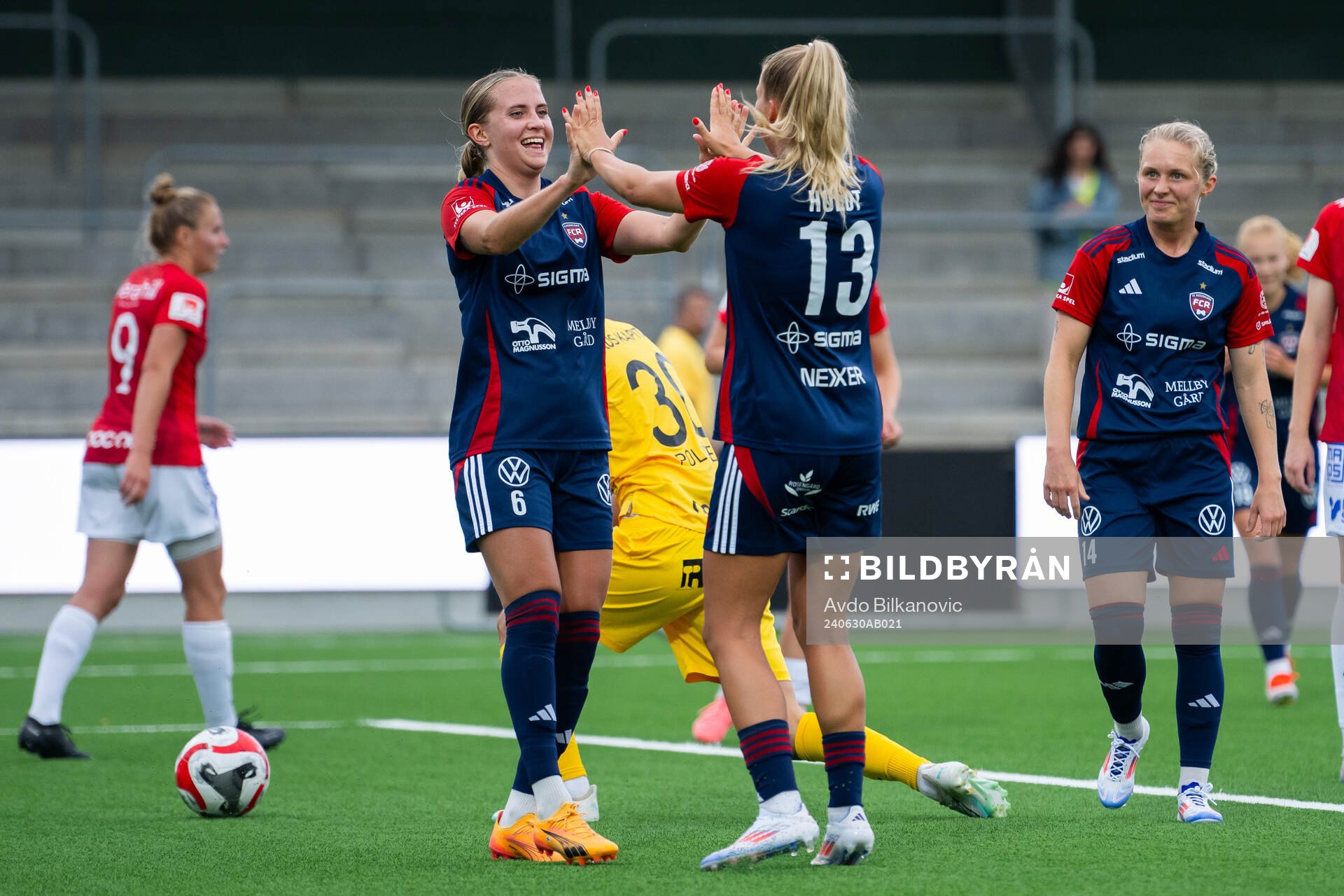 FC Rosengårds Olivia Holdt och Ria Noora Minerva Öling