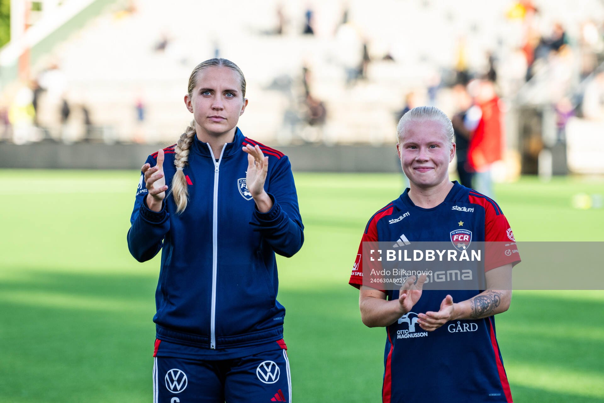 FC Rosengårds Ria Noora Minerva Öling och Anni Hartikainen jublar efter slutsignalen under fotbollsmatchen i Damallsvenskan mellan FC Rosengård och Trelleborg den 30 juni 2024 i Malmö.