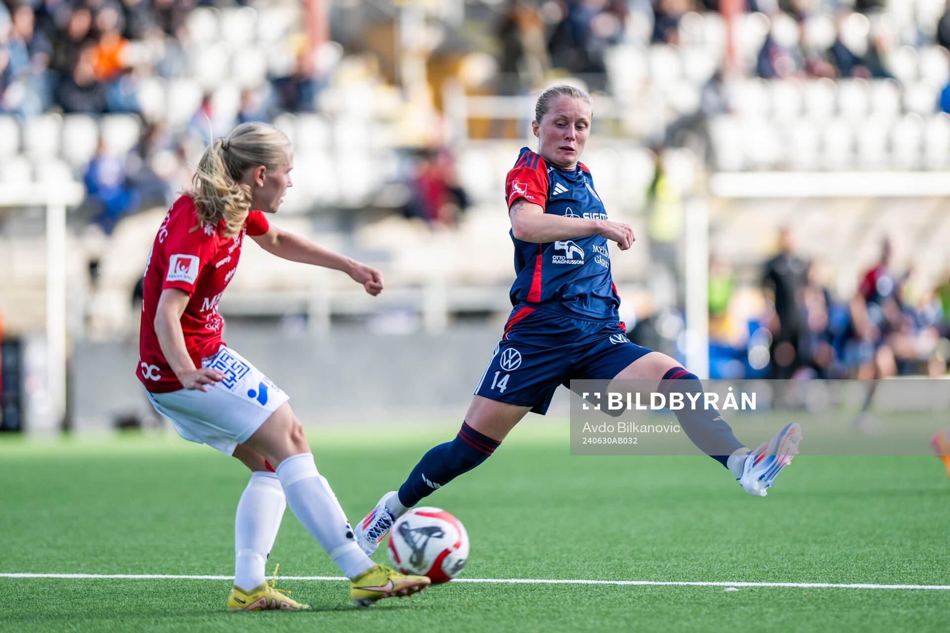 FC Rosengårds Emilia Larsson och Trelleborgs Ida Garmfors under fotbollsmatchen i Damallsvenskan mellan FC Rosengård och Trelleborg den 30 juni 2024 i Malmö.