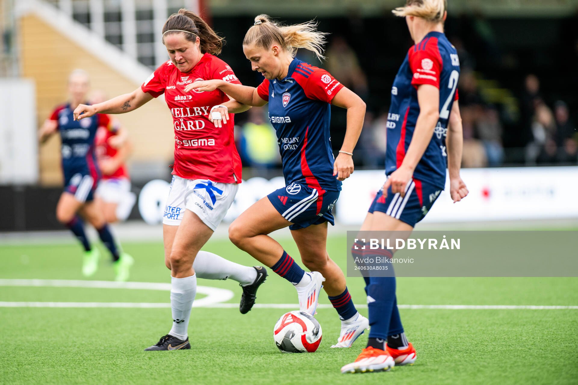 FC Rosengårds Olivia Holdt och Trelleborgs Thea Birgerud