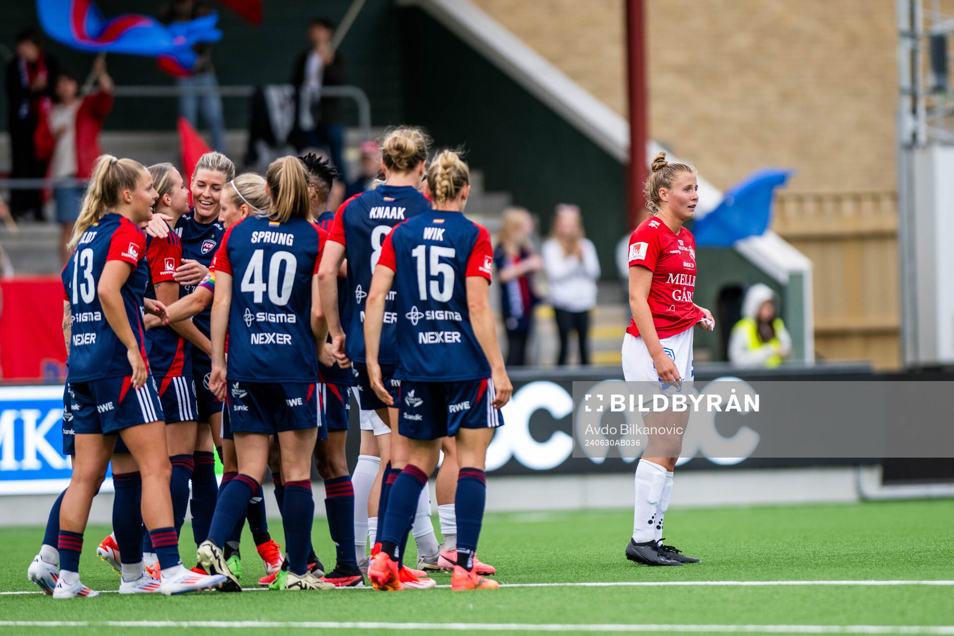 FC Rosengårds spelare jublar medan Trelleborgs Sofie