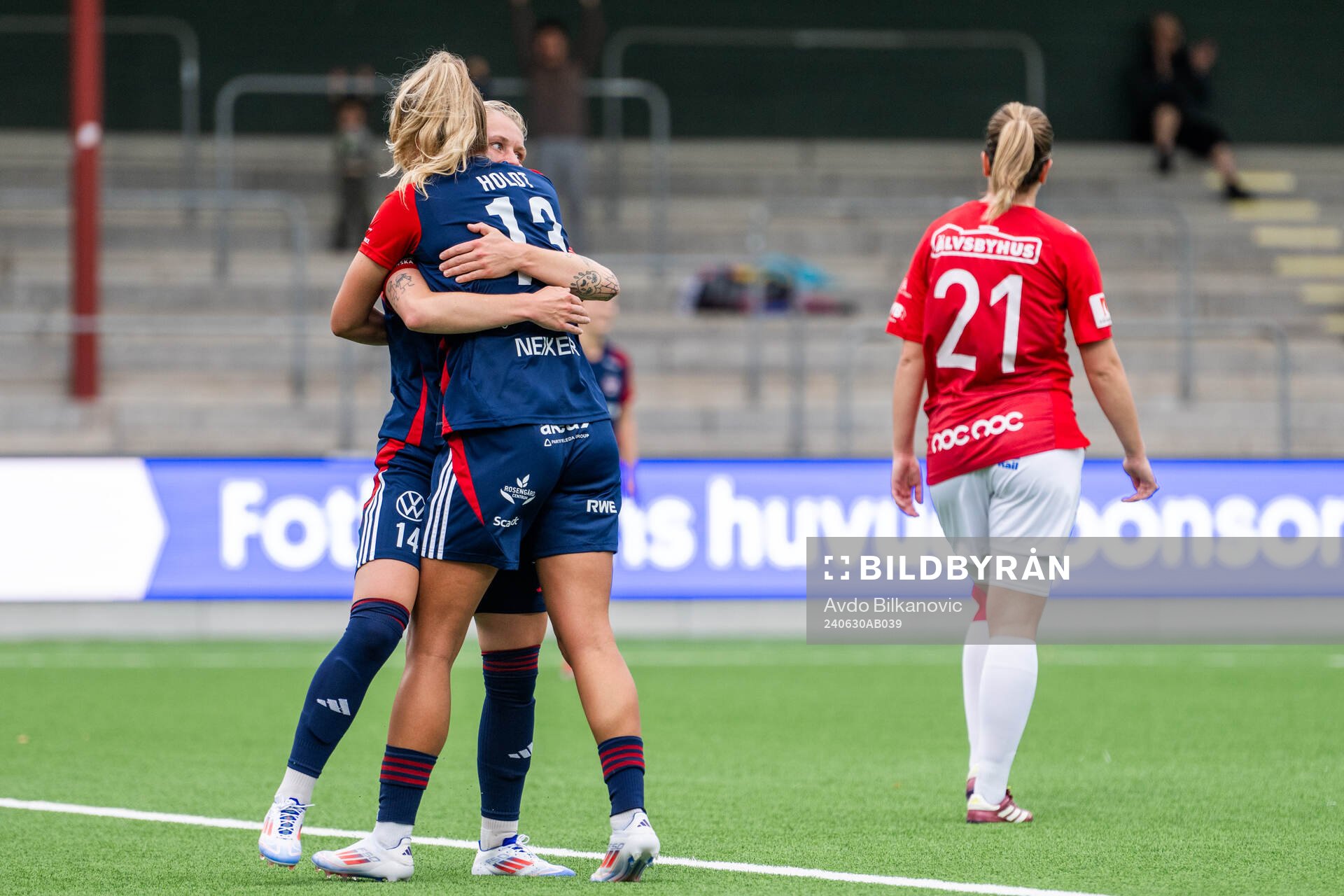 FC Rosengårds Emilia Larsson och Olivia Holdt jublar under fotbollsmatchen i Damallsvenskan mellan FC Rosengård och Trelleborg den 30 juni 2024 i Malmö.