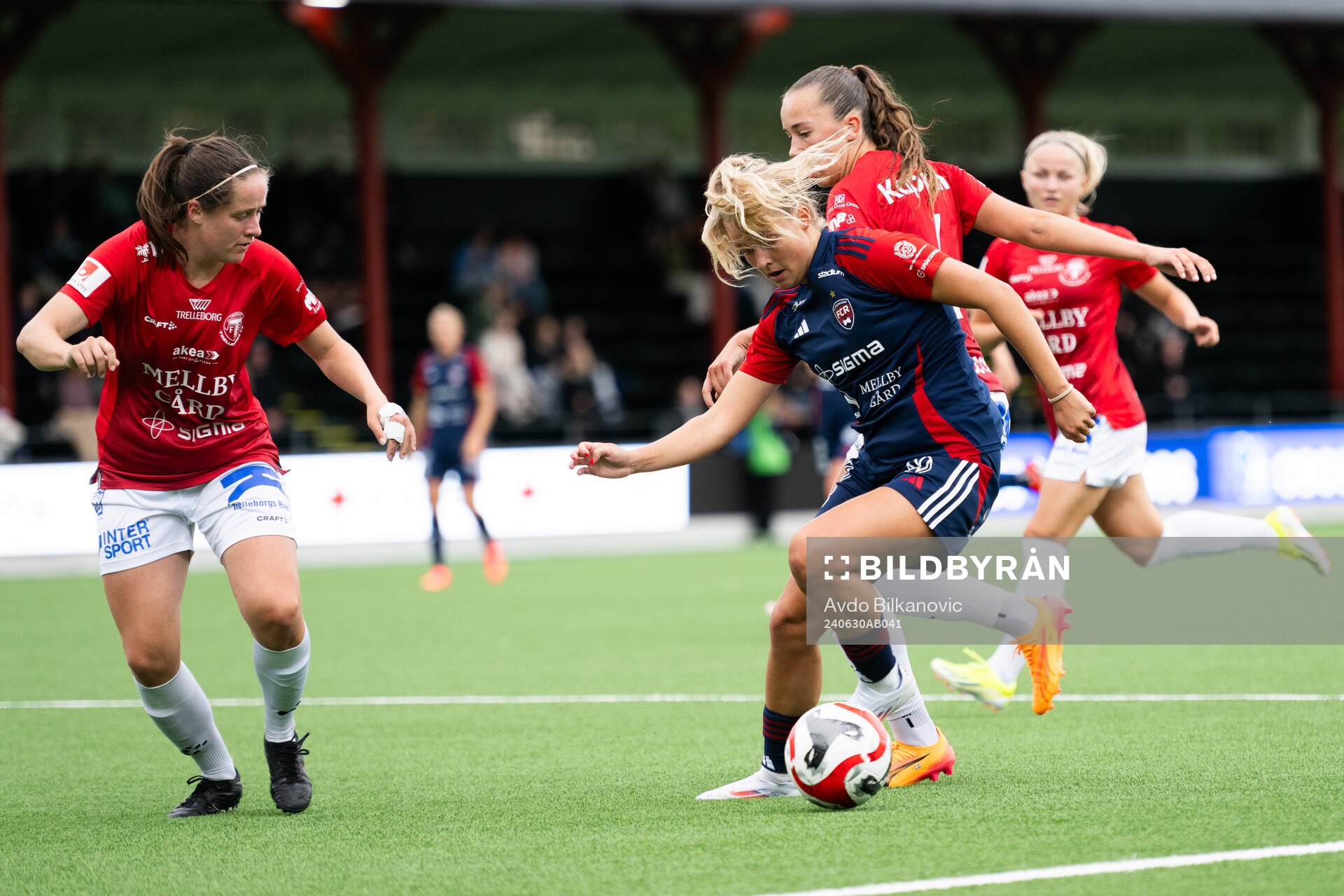 FC Rosengårds Olivia Holdt och Trelleborgs Viktoria Persson