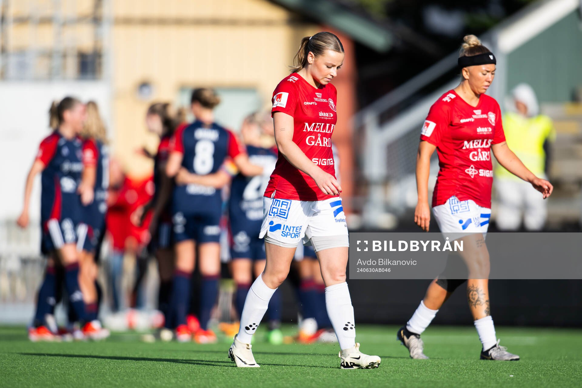 Trelleborgs spelare deppar medan FC Rosengårds jublar i