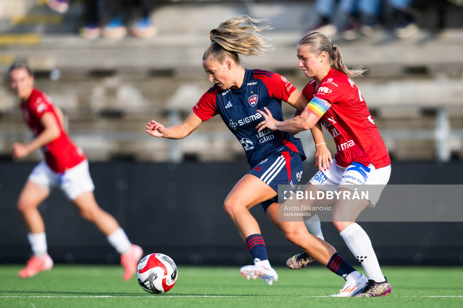 FC Rosengårds Olivia Holdt jagas av Trelleborgs Elina Lenir