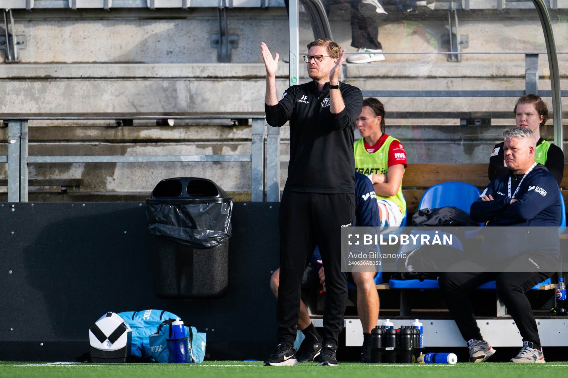 Trelleborgs tränare Joakim Felldin gestikulerar under fotbollsmatchen i Damallsvenskan mellan FC Rosengård och Trelleborg den 30 juni 2024 i Malmö.