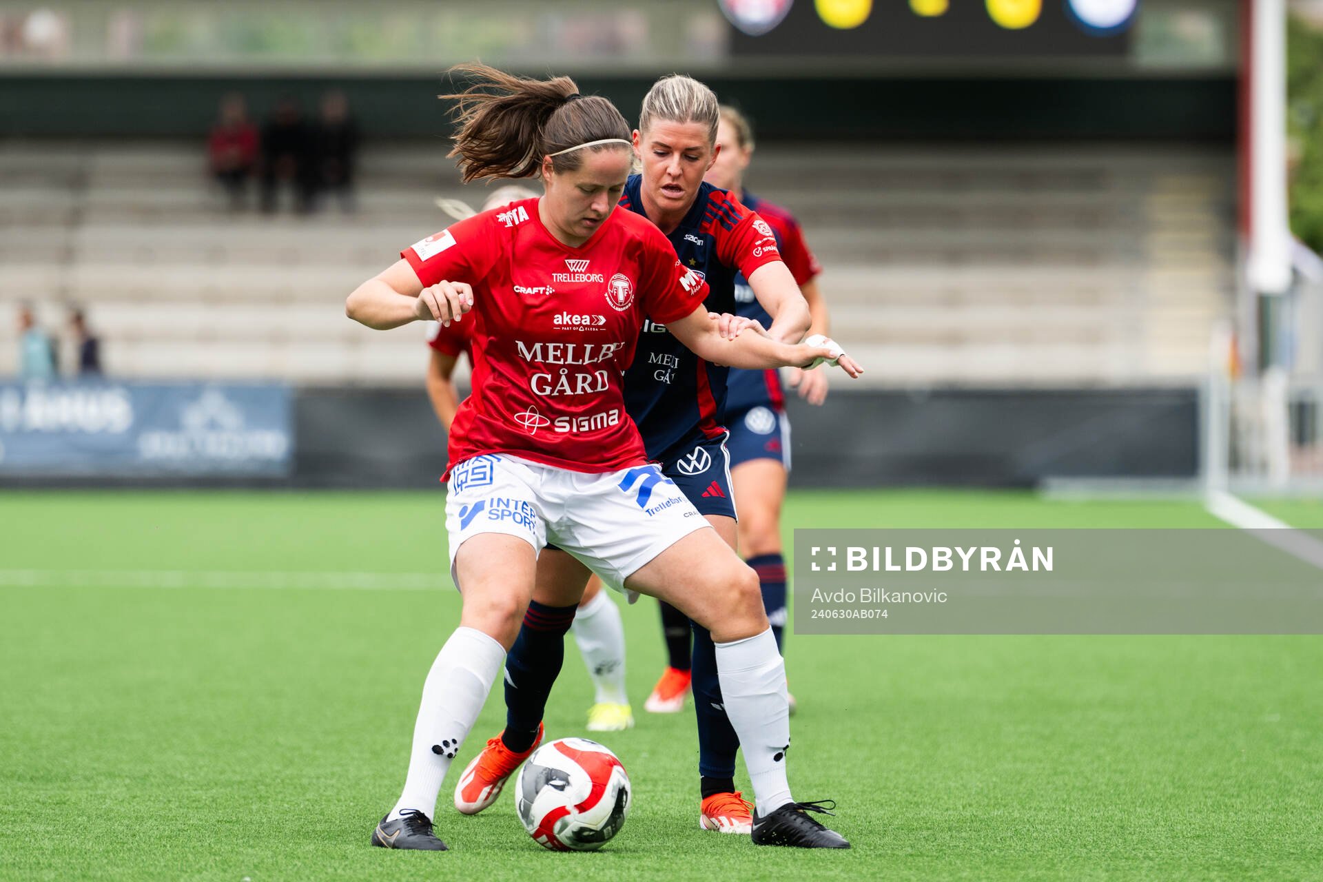 FC Rosengårds Olivia Holdt och Trelleborgs Thea Birgerud