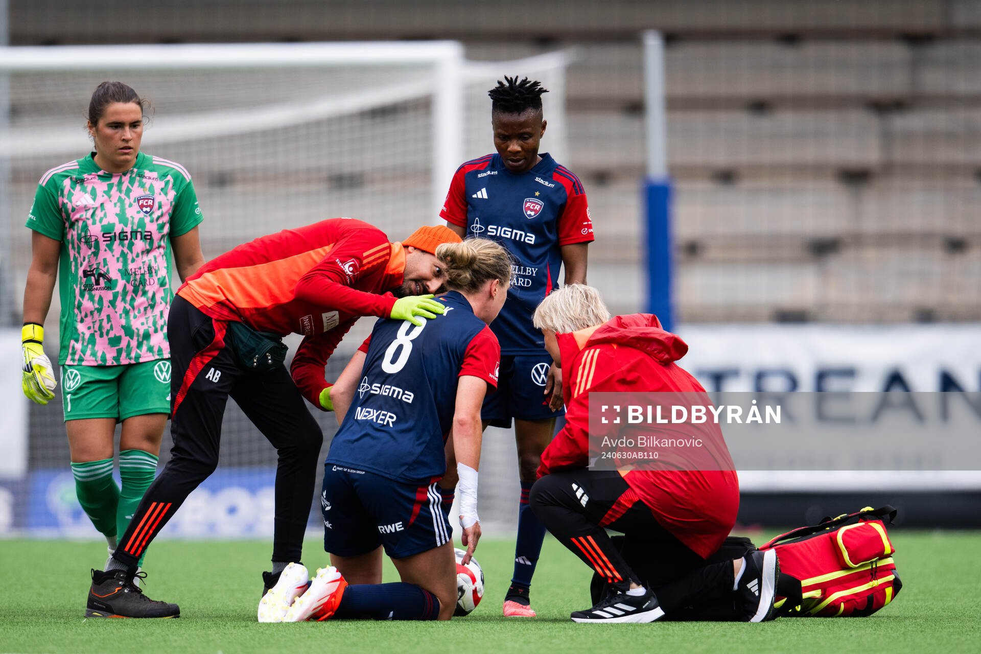 FC Rosengårds Rebecca Knaak får hjälp