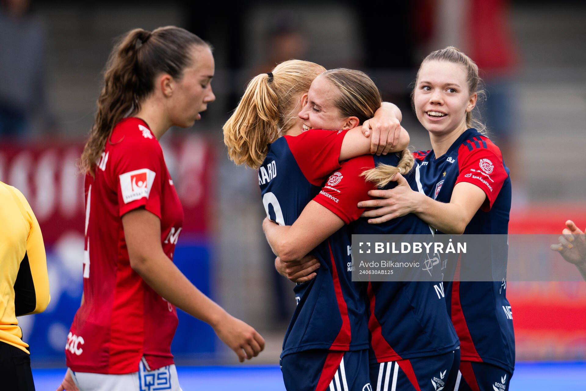 FC Rosengårds Sofie Bruun Bredgaard och Ria Noora Minerva Öling jublar under fotbollsmatchen i Damallsvenskan mellan FC Rosengård och Trelleborg den 30 juni 2024 i Malmö.