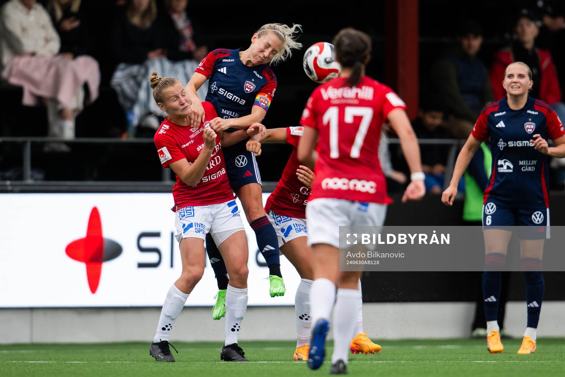 FC Rosengårds Mia Persson och Trelleborgs Sofie Rewucha nickar under fotbollsmatchen i Damallsvenskan mellan FC Rosengård och Trelleborg den 30 juni 2024 i Malmö.