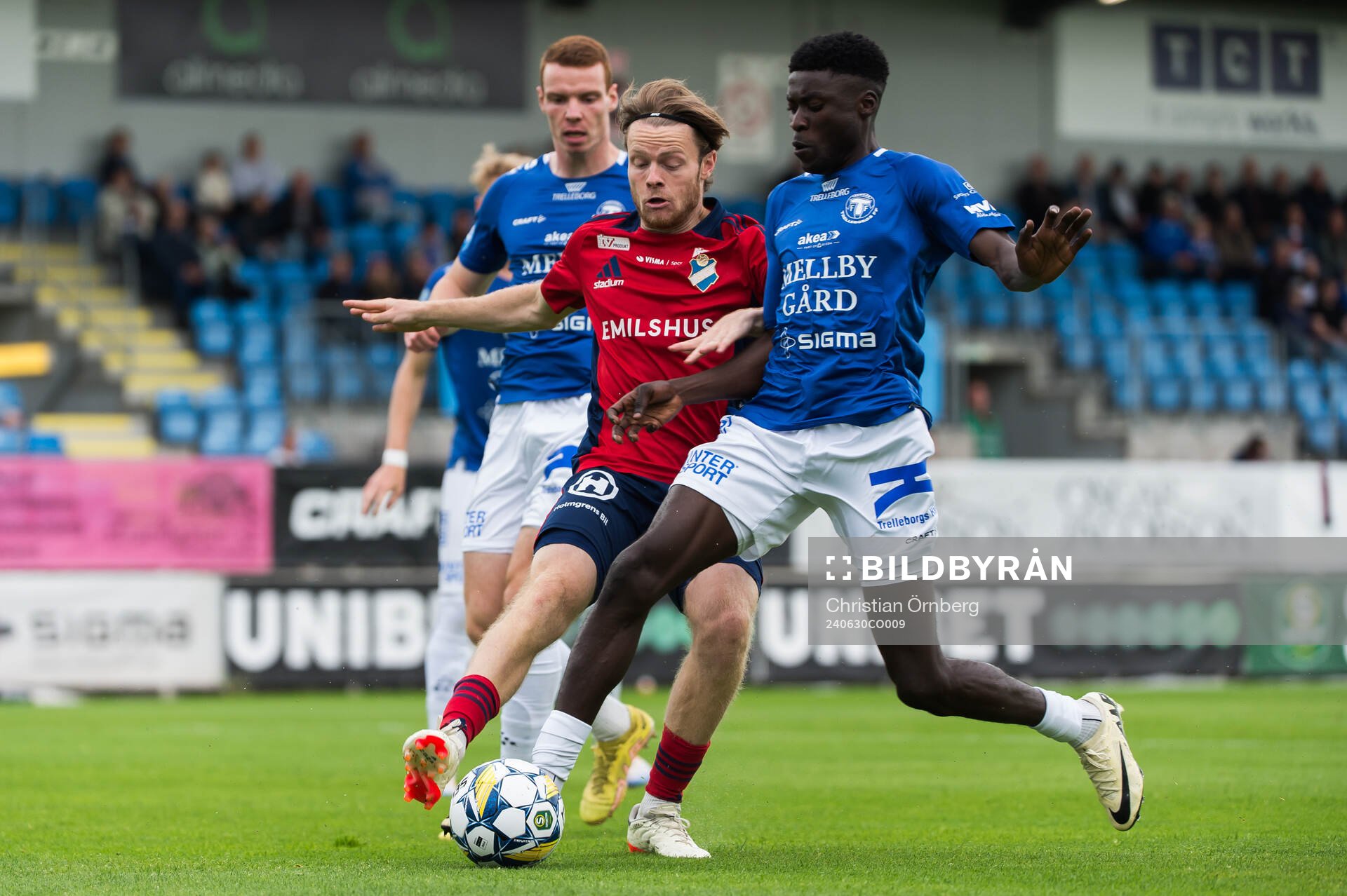 Östers Daniel Ljung och Trelleborgs Emmanuel Godwin