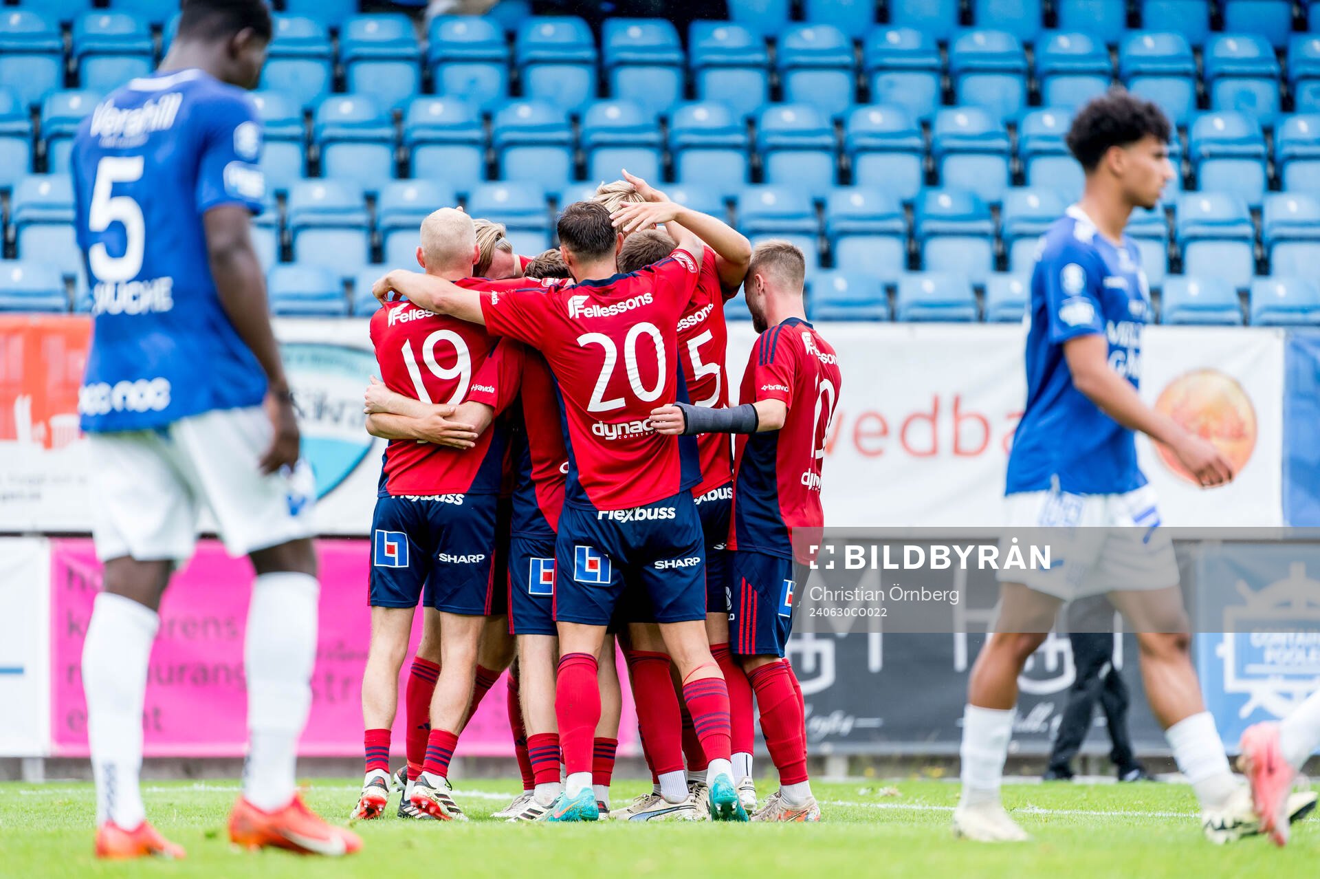 Östers Daniel Ljung jublar
