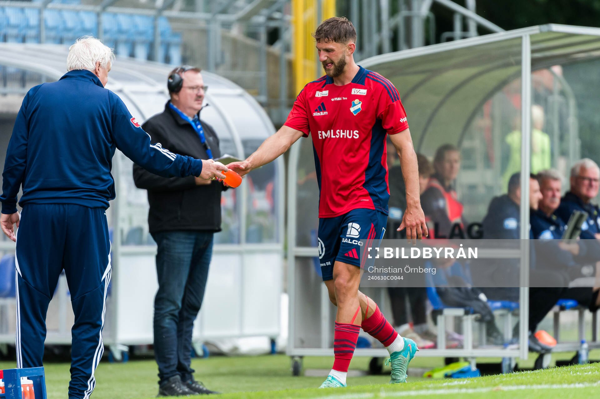 Östers Alibek Aliev lämnar planen