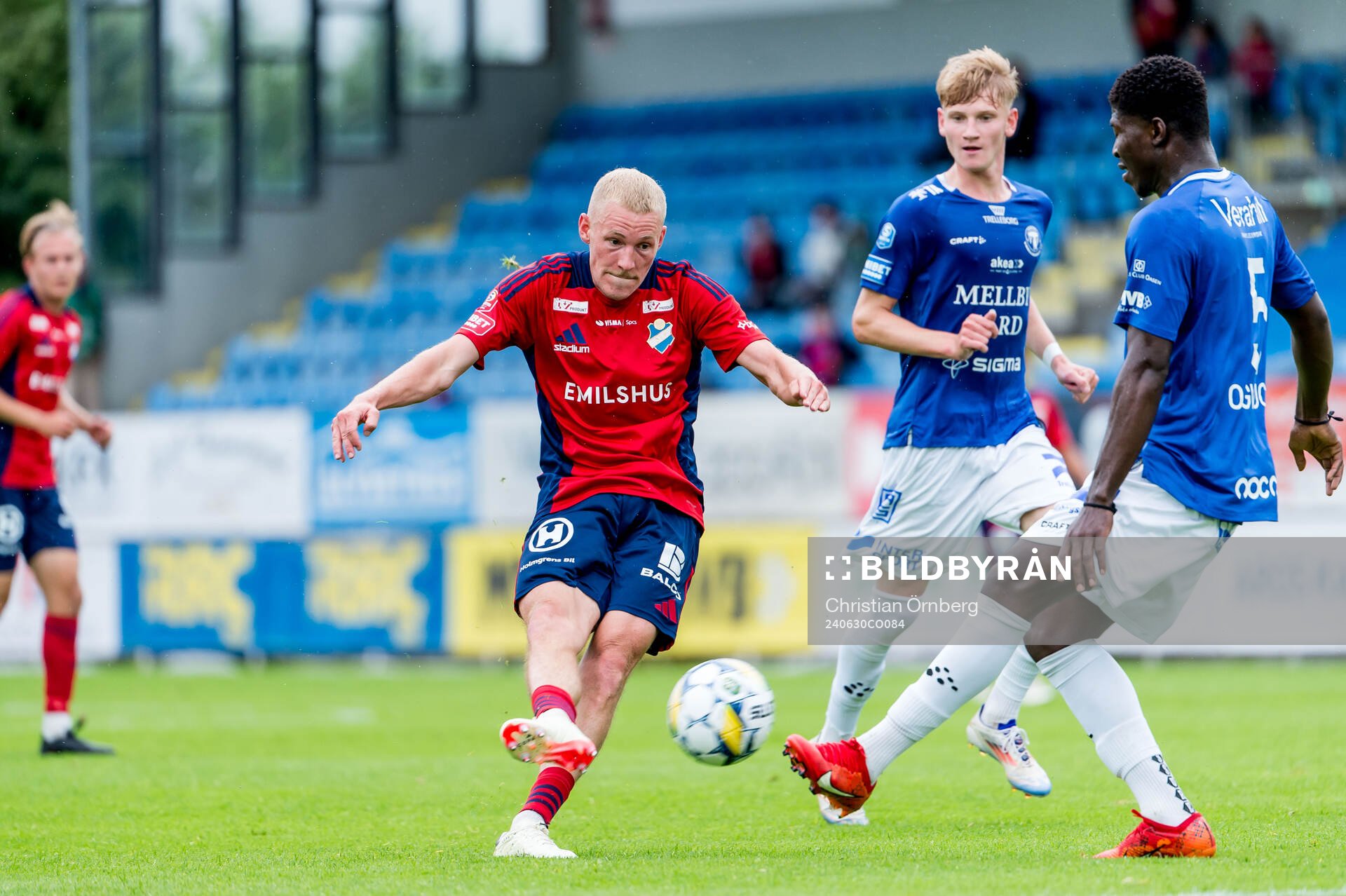 Östers Adam Bergmark Wiberg och Trelleborgs Abel Ogwuche