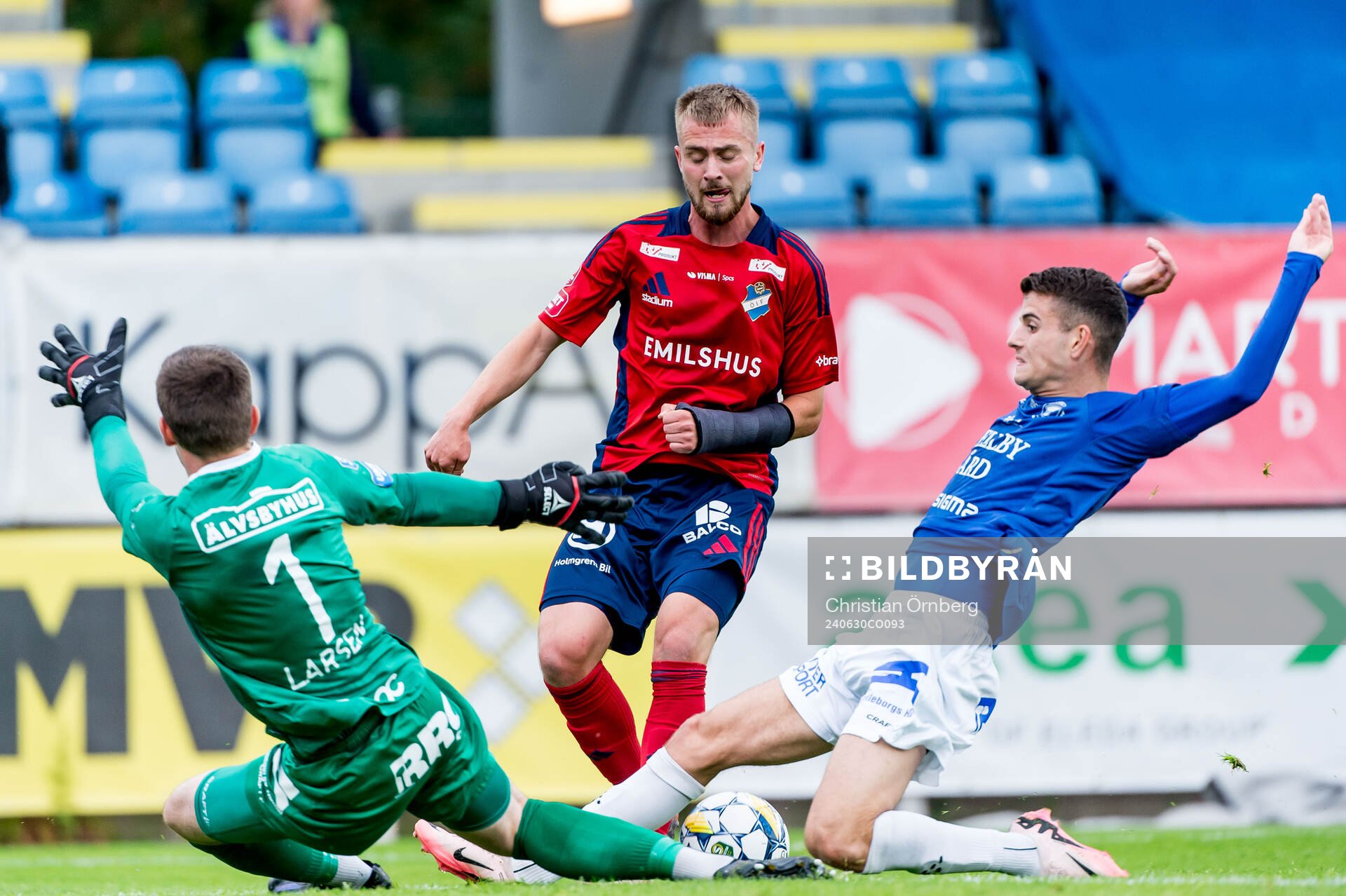Östers Chriss-Albin Mörfelt och Trelleborgs målvakt