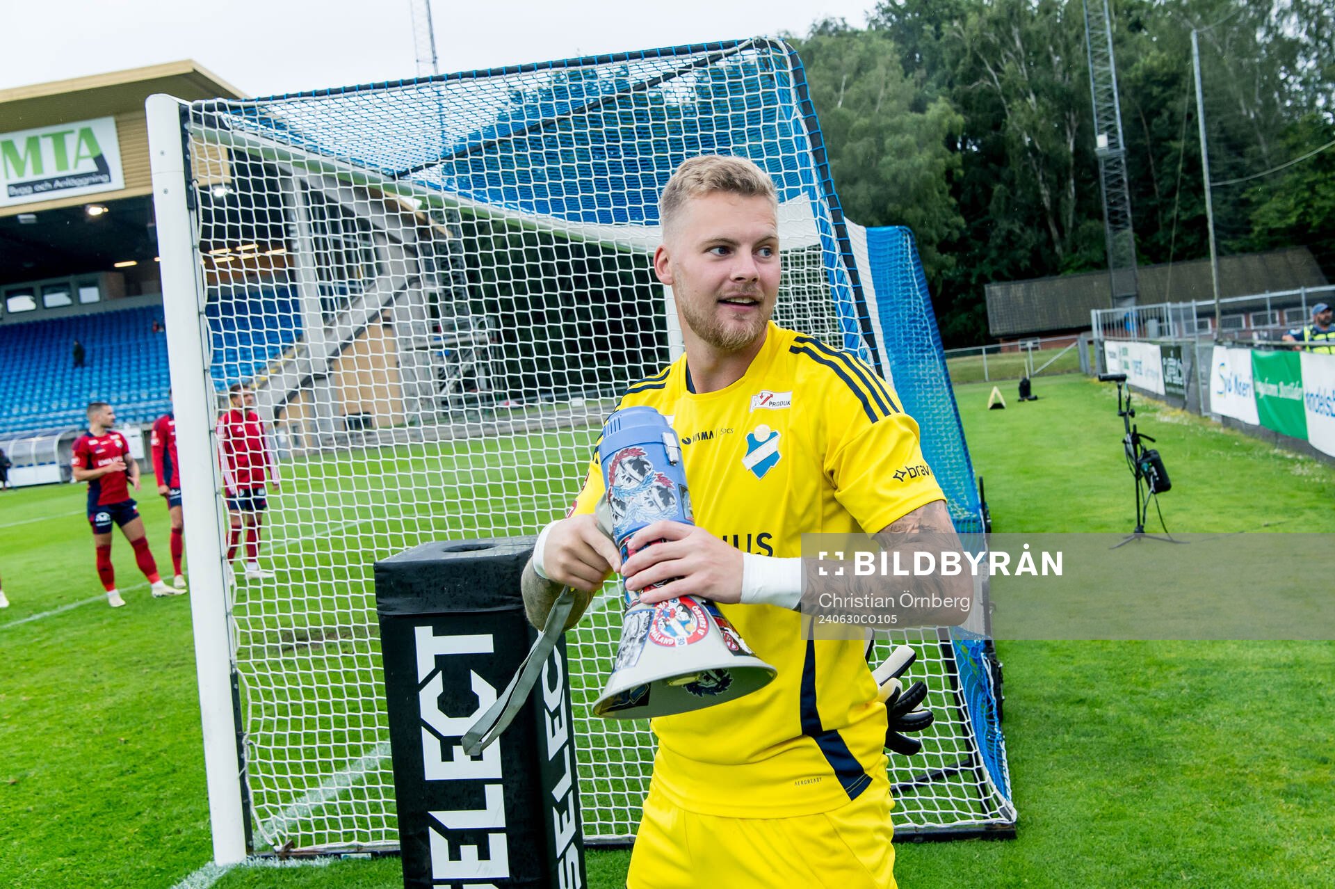 Östers målvakt Robin Wallinder jublar efter fotbollsmatchen i Superettan mellan Trelleborg och Öster den 30 juni 2024 i Trelleborg. 