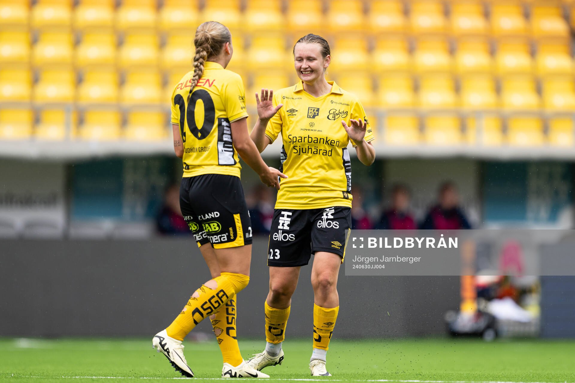Elfsborgs Ellen Nilsson jublar med Stina jensen (rygg mot