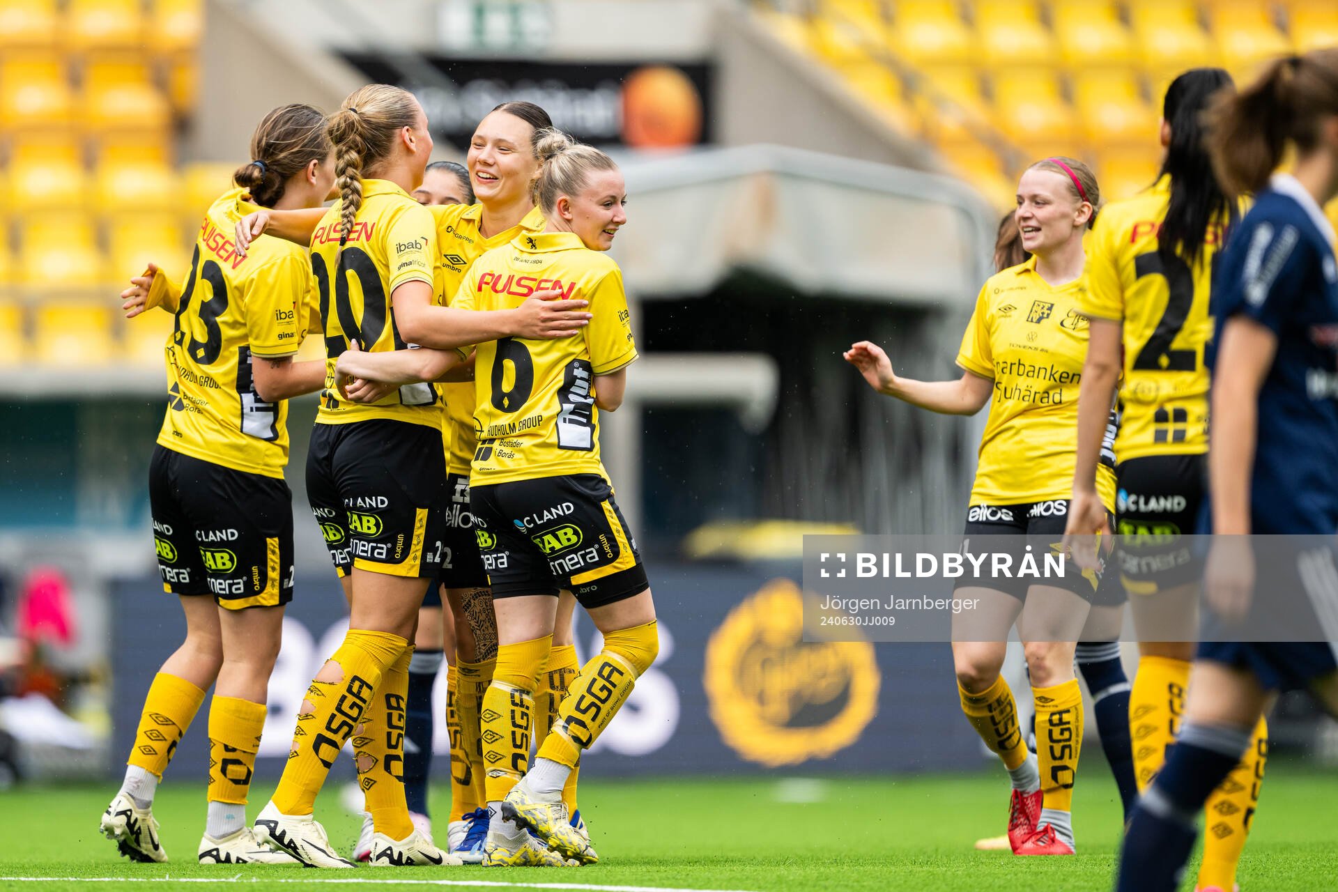 Elfsborgs Stina jensen (rygg mot kameran) jublar med