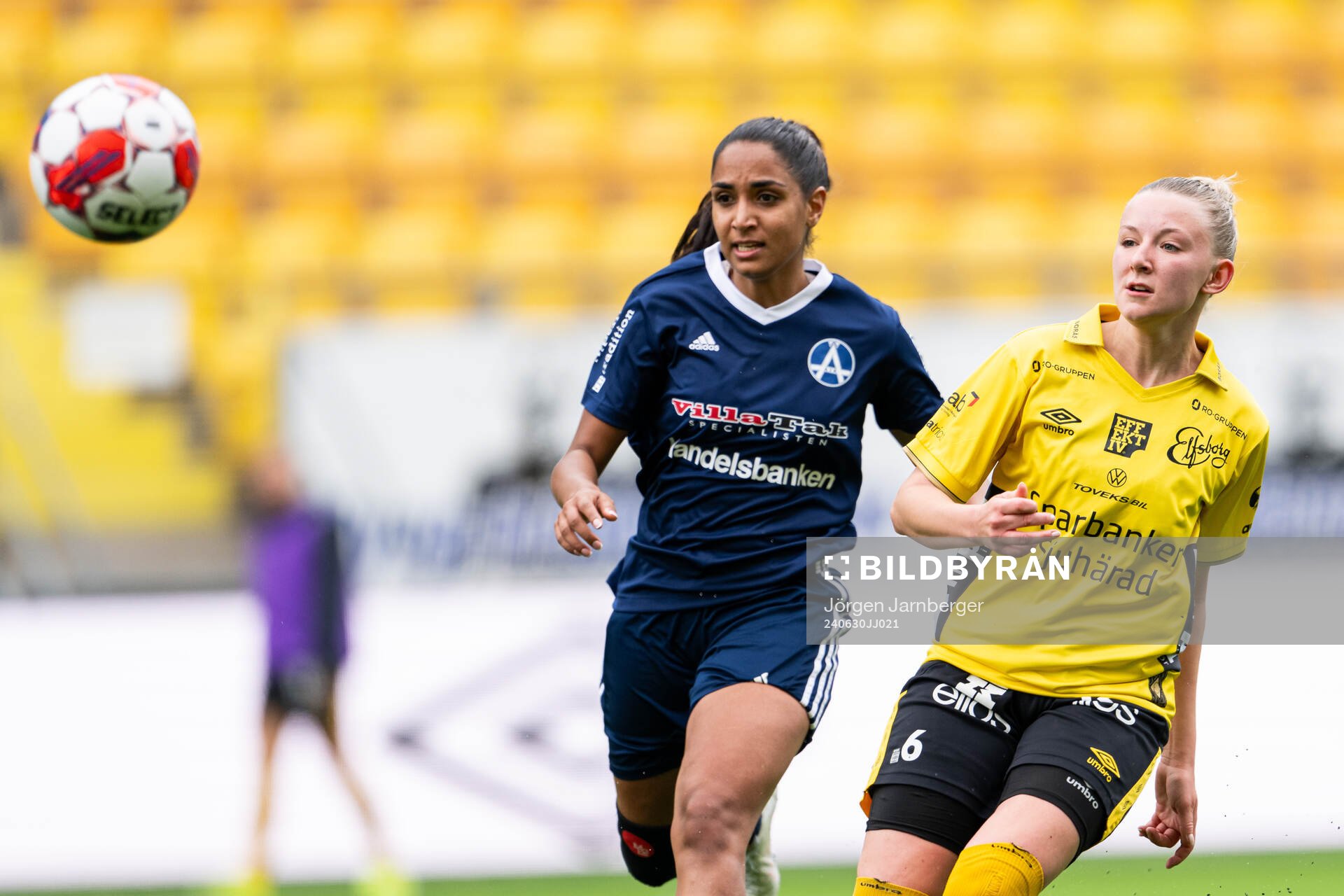 Älvsjös Isabella Praneetphonkrang och Elfsborgs Hanna Gunnarsson under fotbollsmatchen i Division 1 Mellersta mellan Elfsborg och Älvsjö den 30 juni 2024 i Borås.