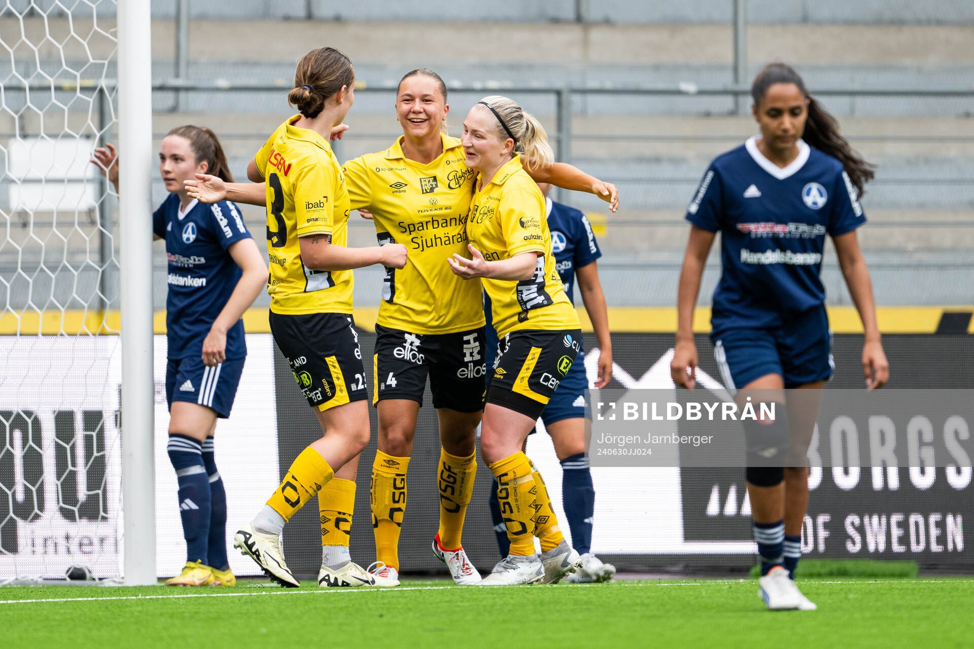 Elfsborgs Alice Broman jublar med Ellen Nilsson och Fanny