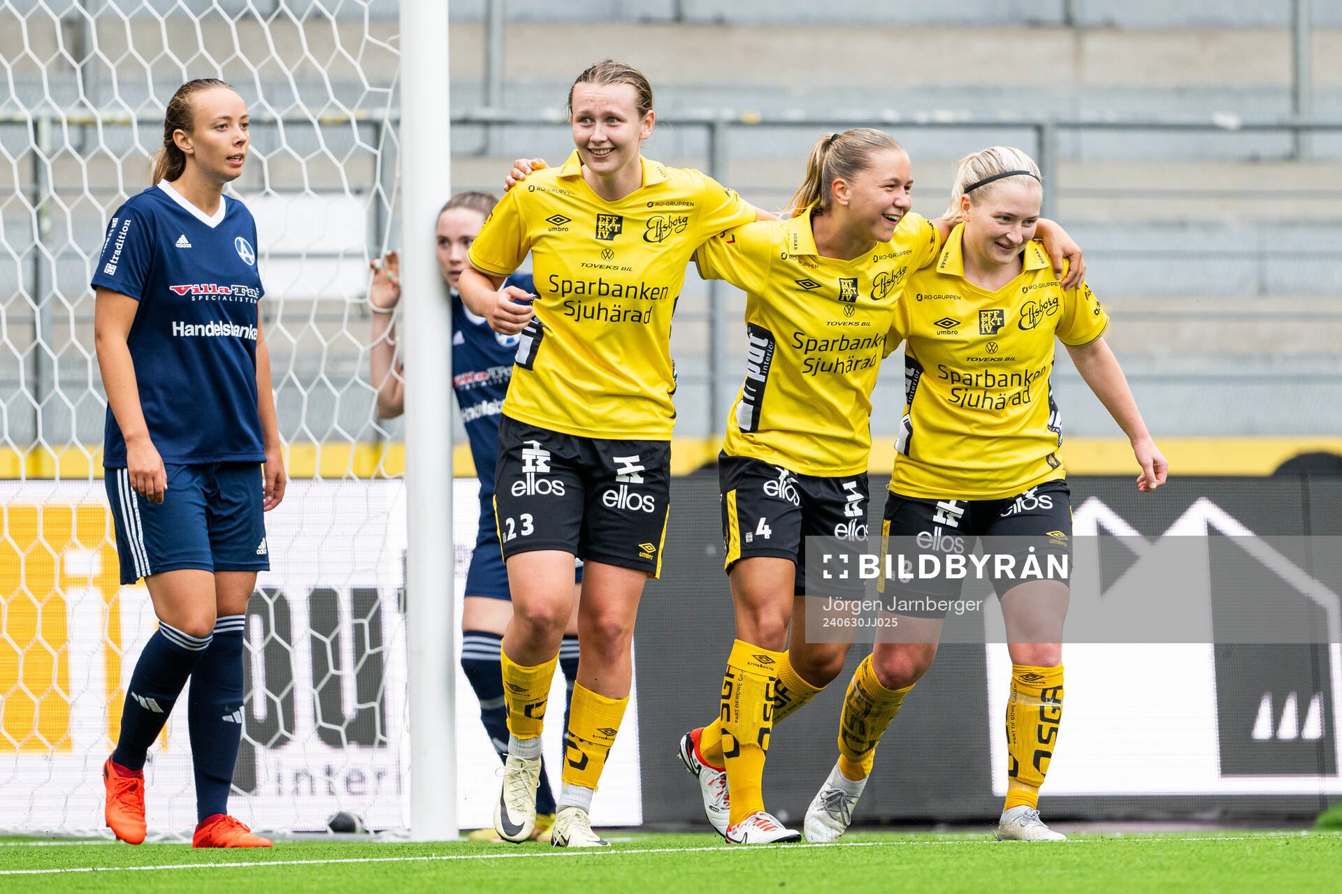 Elfsborgs Alice Broman jublar med Ellen Nilsson och Fanny