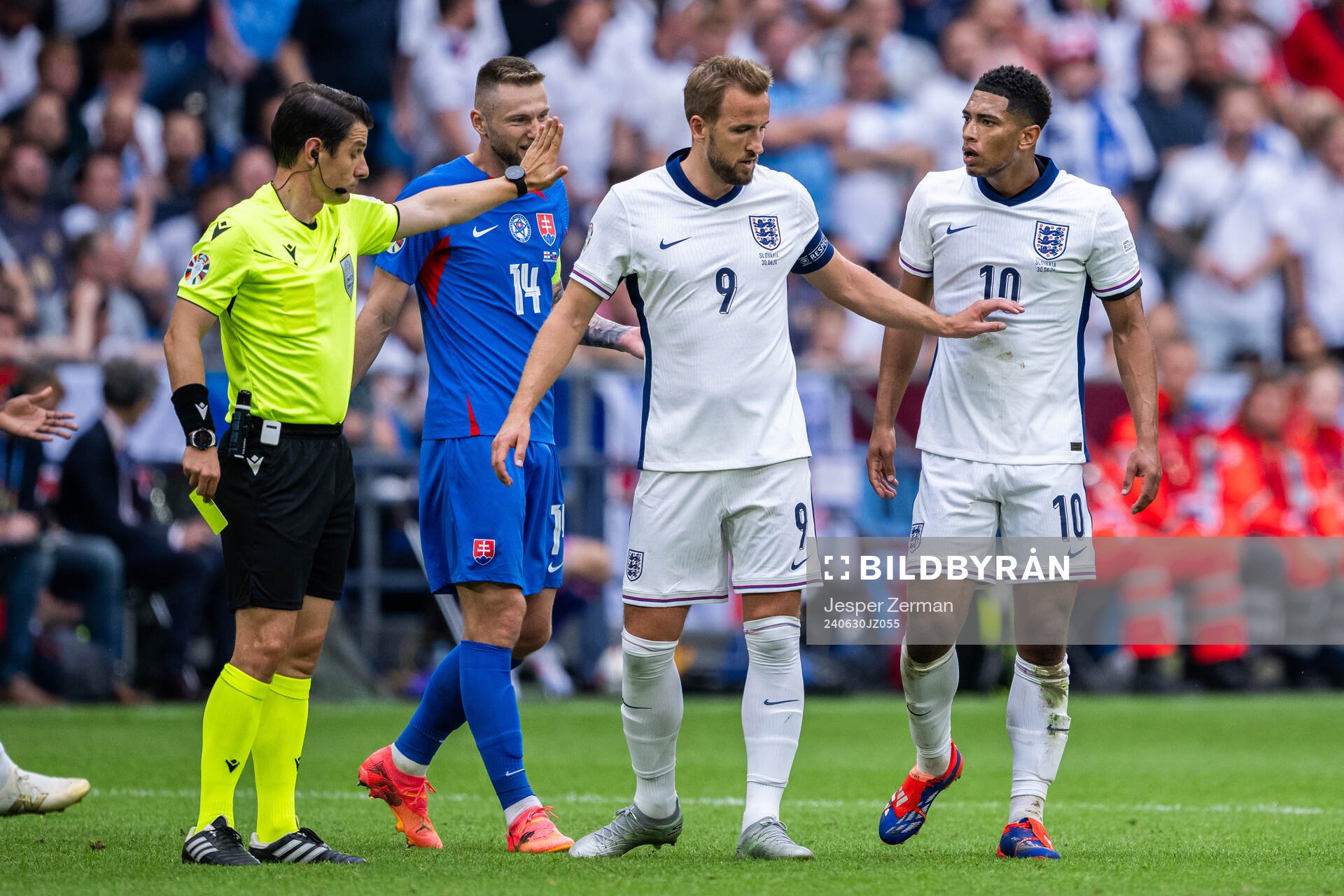 Harry Kane and Jude Bellingham of England reacts