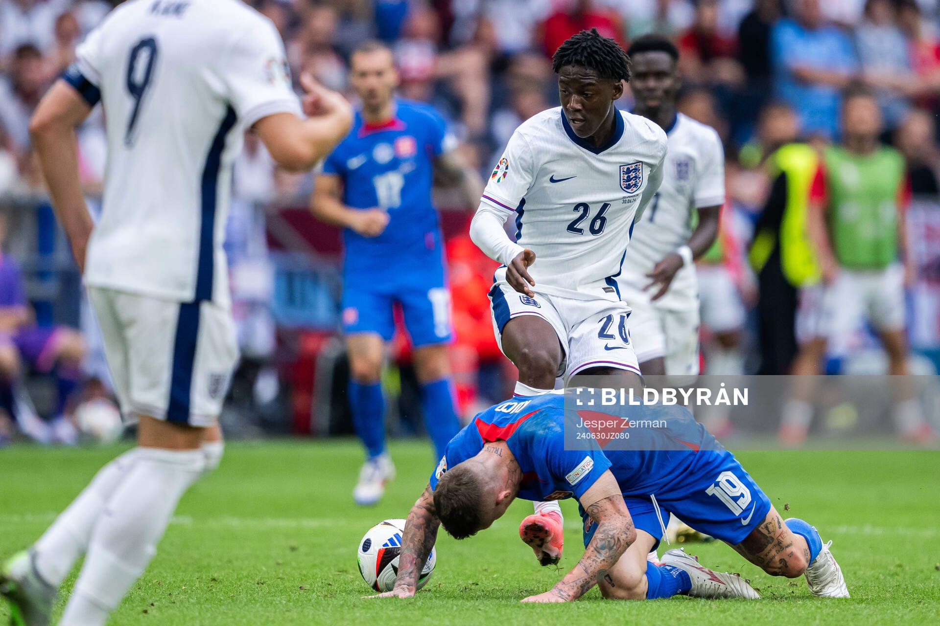 Kobbie Mainoo of England and Juraj Kucka of Slovakia