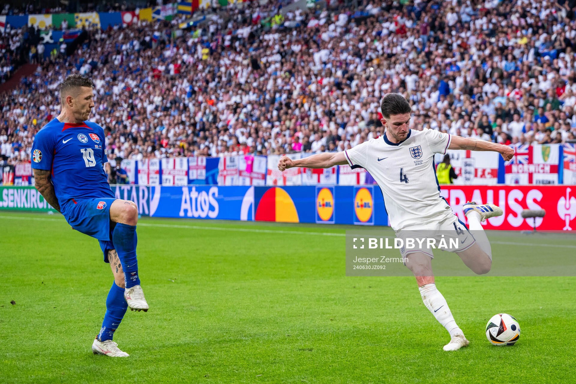 Juraj Kucka of Slovakia and Declan Rice of England