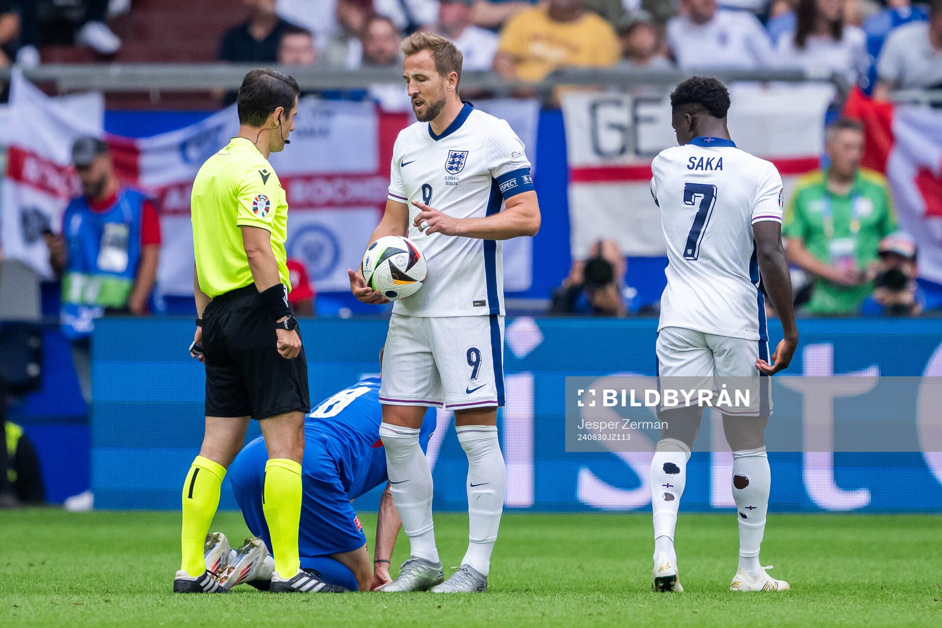 Referee Umut Meler and Harry Kane of England