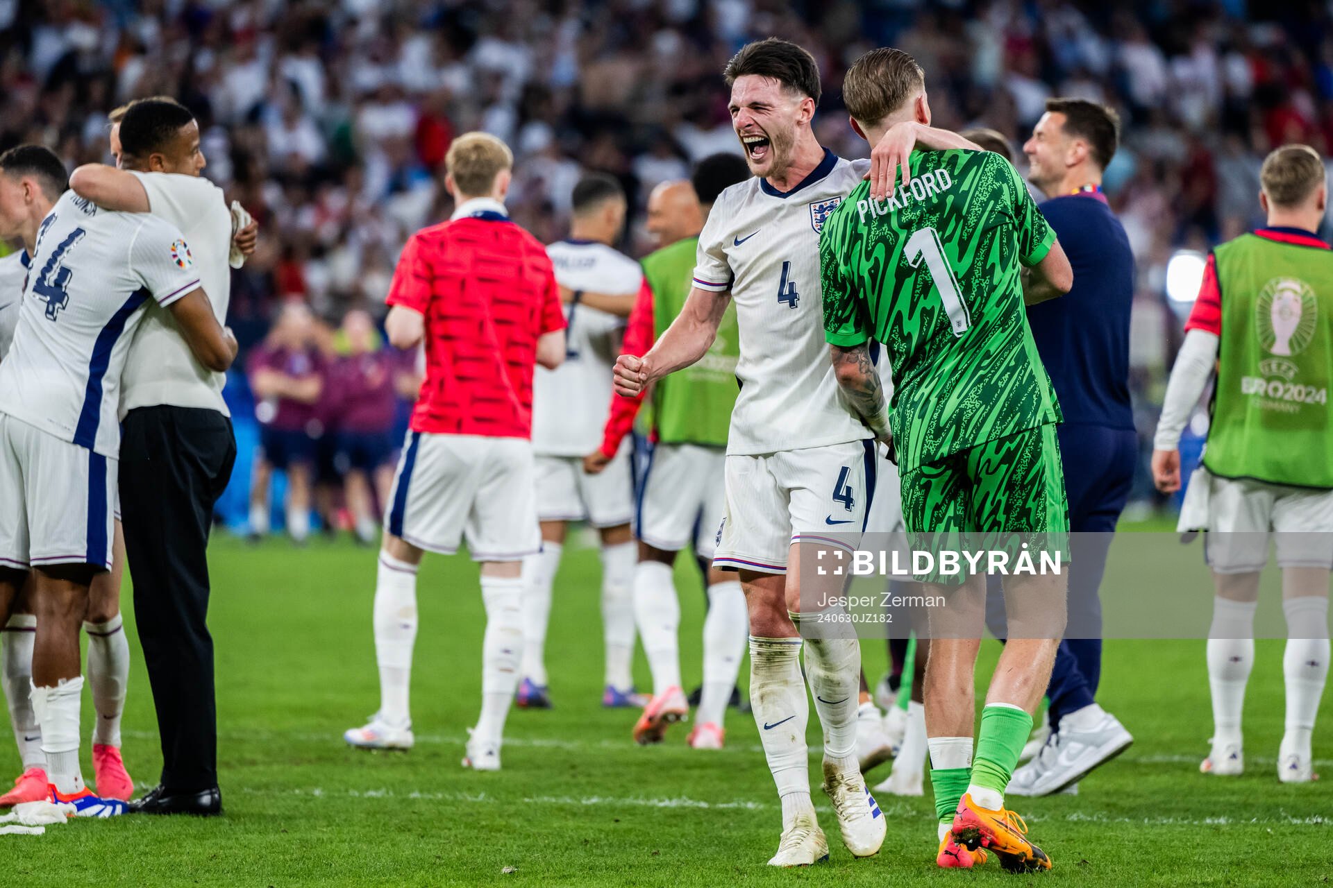 Declan Rice and goalkeeper Jordan Pickford of England