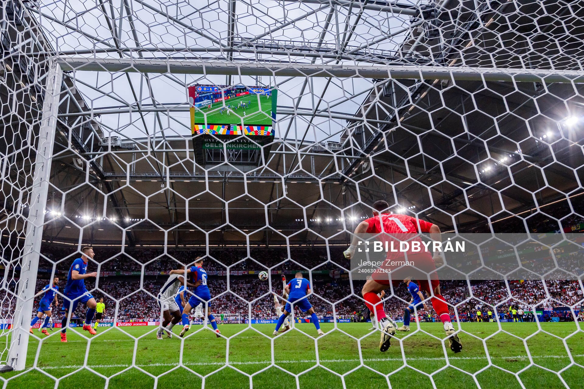 Jude Bellingham of England scores 1-1