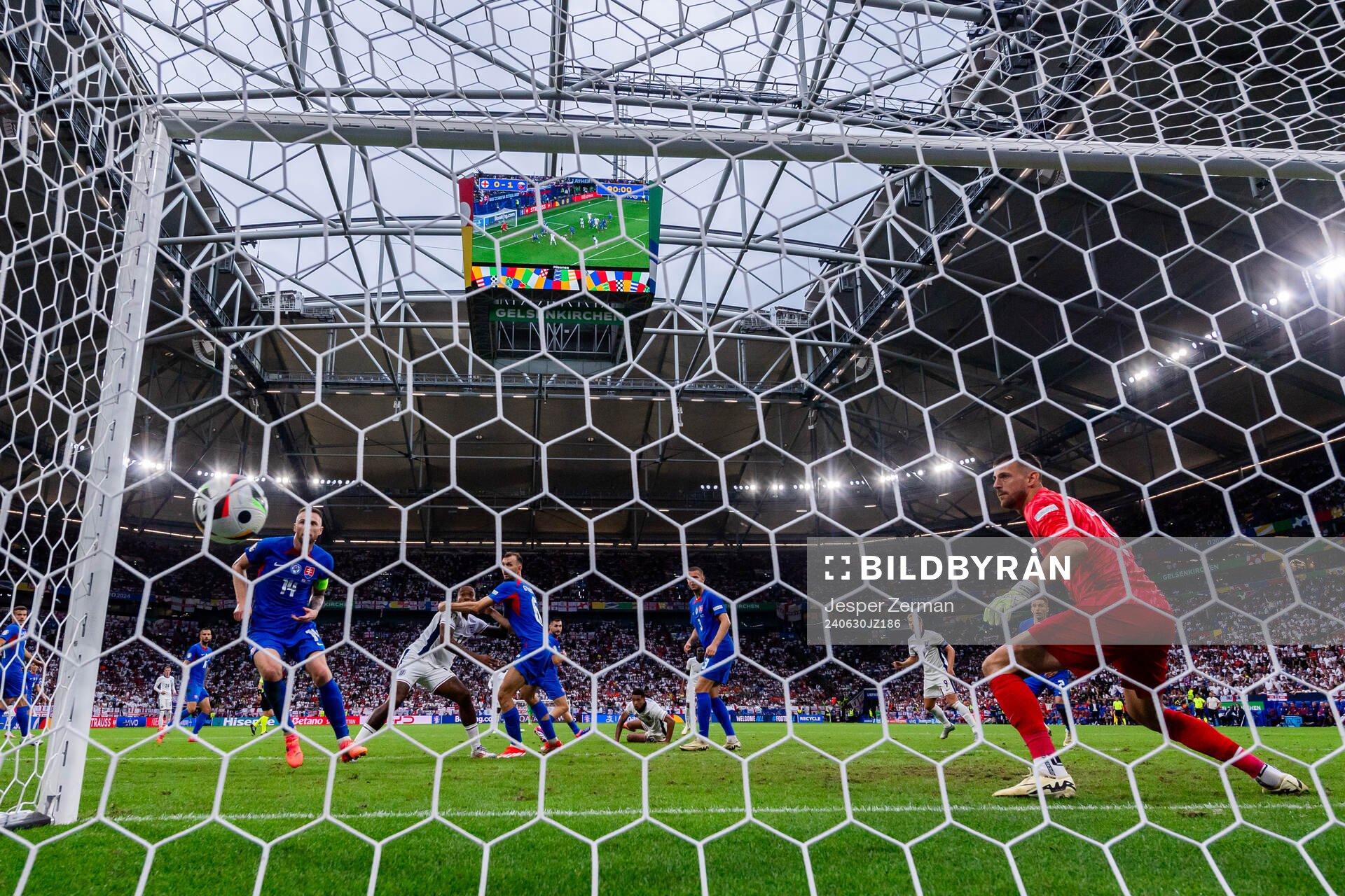 Jude Bellingham of England scores 1-1