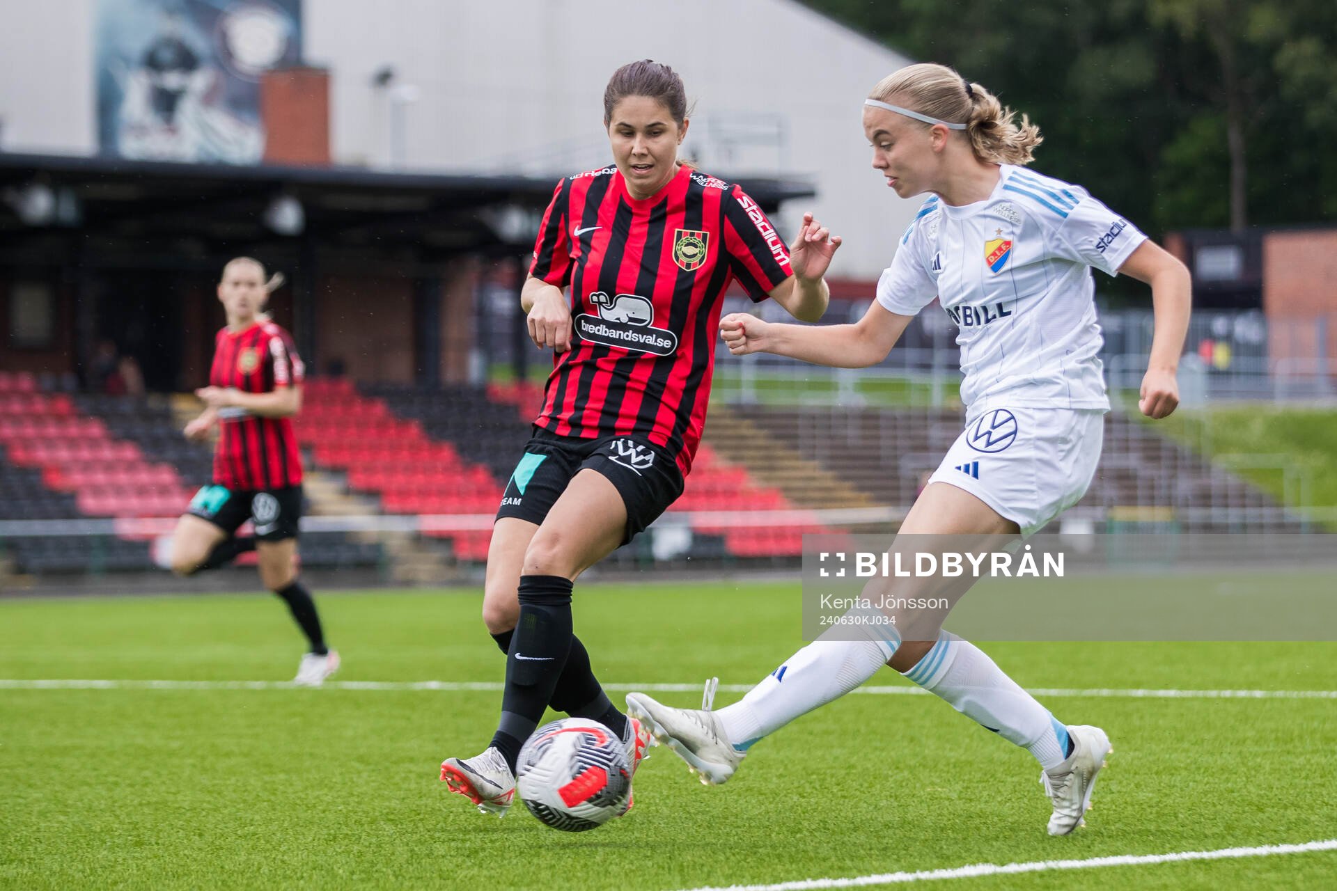 Brommapojkarnas Julia Olsson och Djurgårdens Elin Westlund