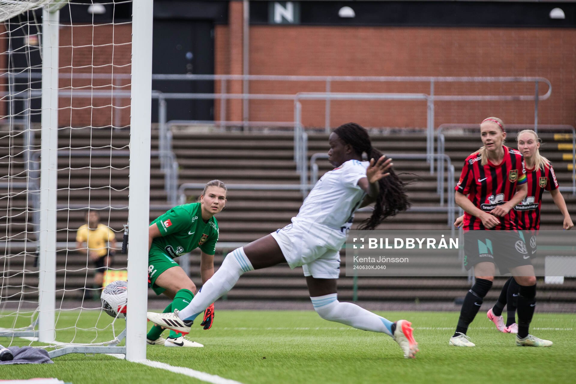 Brommapojkarnas målvakt Anna Aurora Koivunen och
