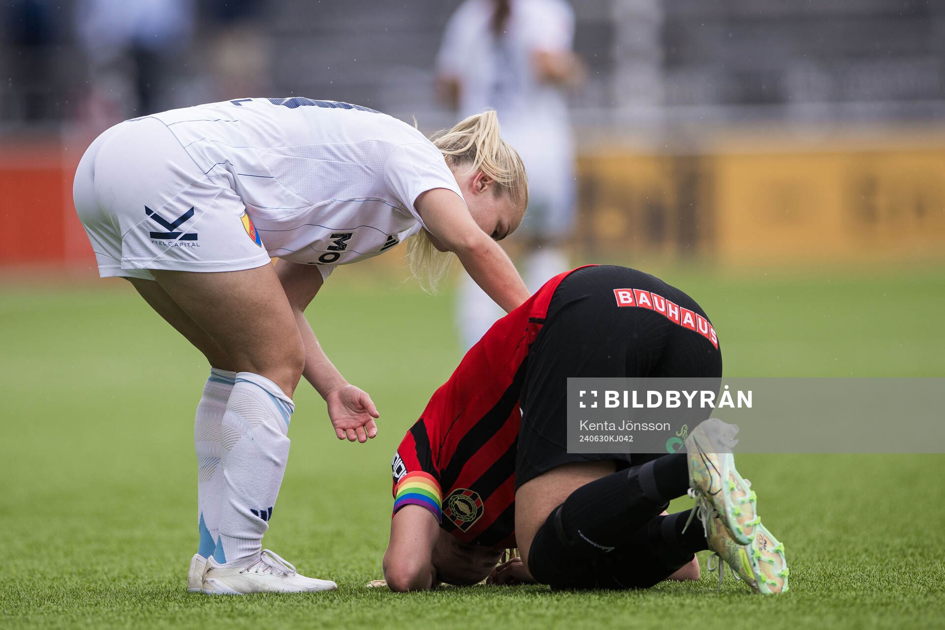 Djurgårdens Tove Almqvist och Brommapojkarnas Elsa Karlsson