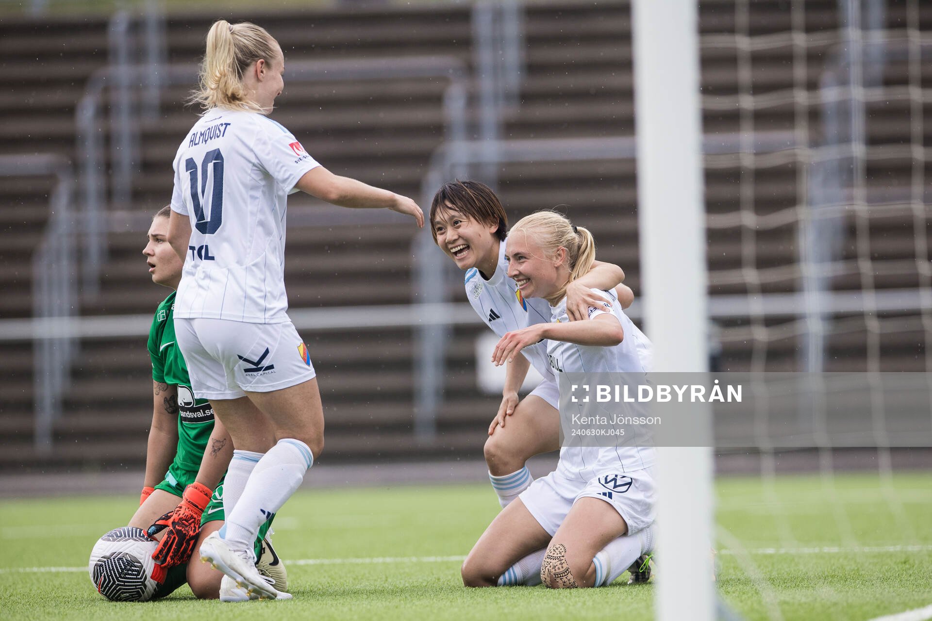 Djurgårdens Stinalisa Johansson jublar med Shinomi Koyama