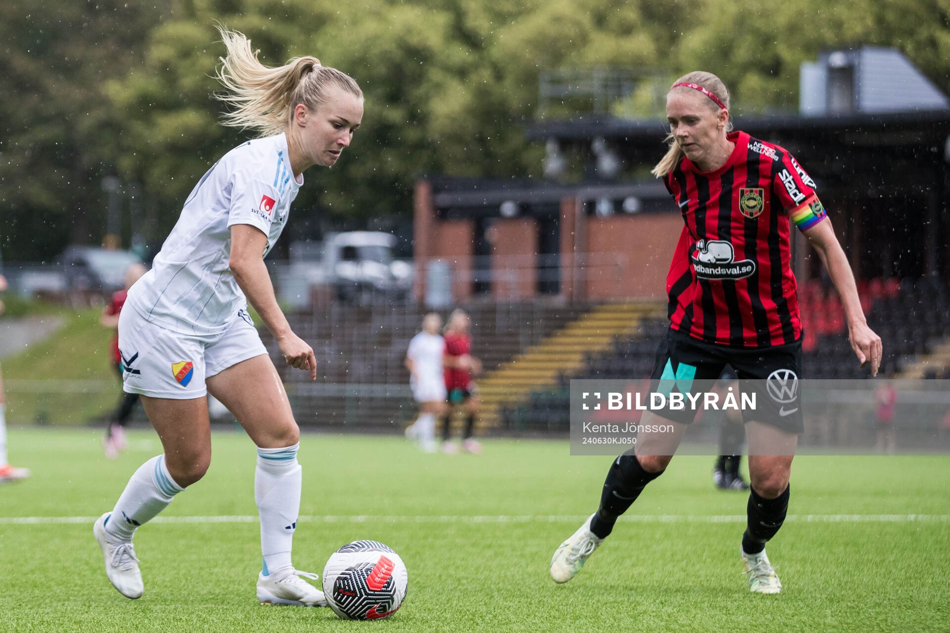Djurgårdens Tove Almqvist och Brommapojkarnas Elsa Karlsson