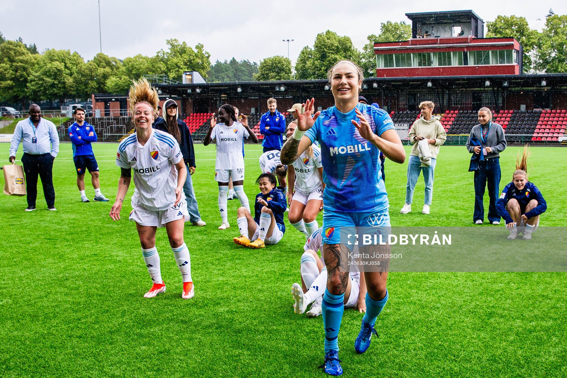 Djurgårdens målvakt Katelin Talbert jublar med lagkamrater