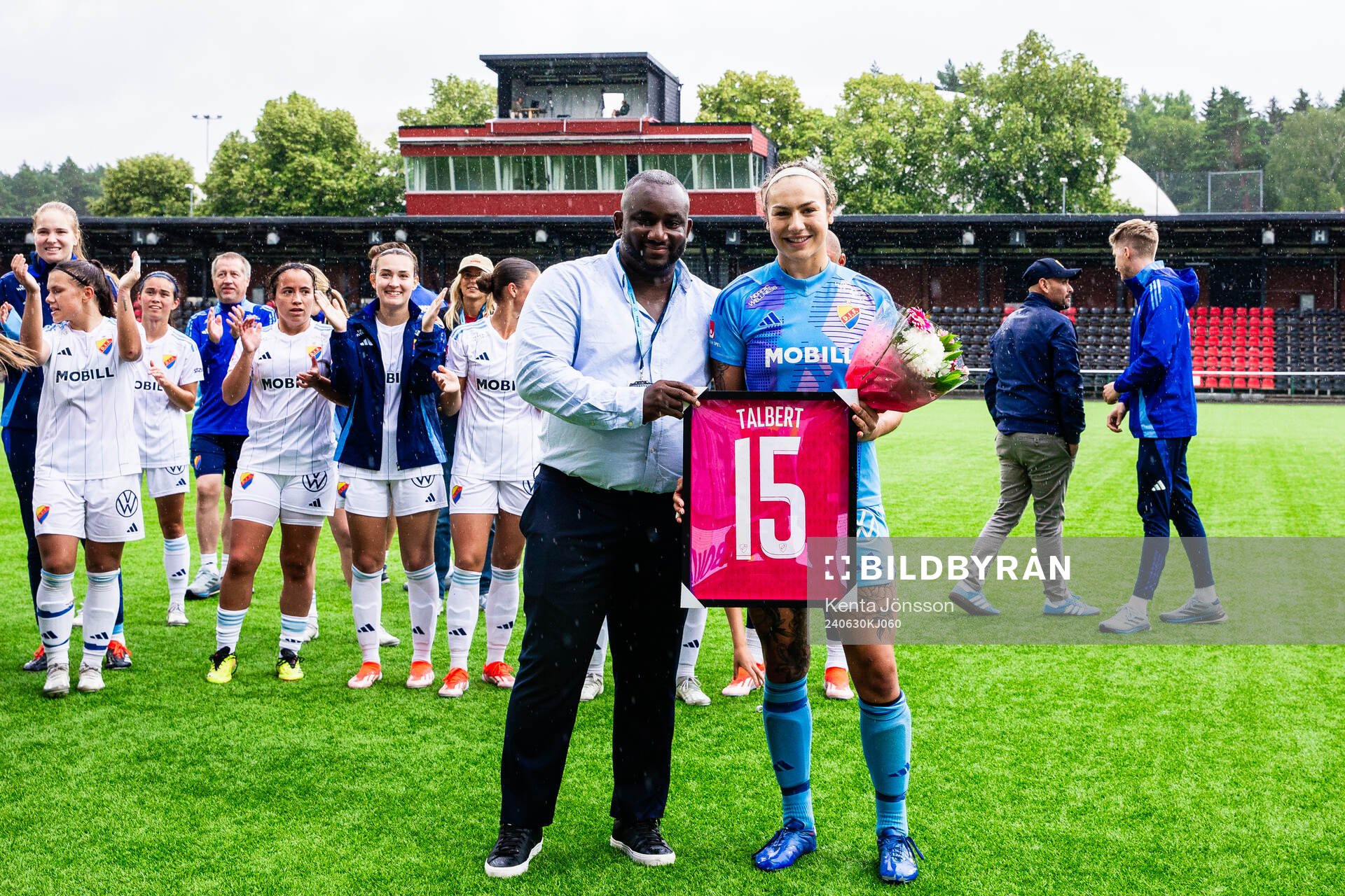 Djurgårdens sportchef Jean Balawo och målvakt Katelin Talbert efter fotbollsmatchen i Damallsvenskan mellan Brommapojkarna och Djurgården den 30 juni 2024 i Stockholm.