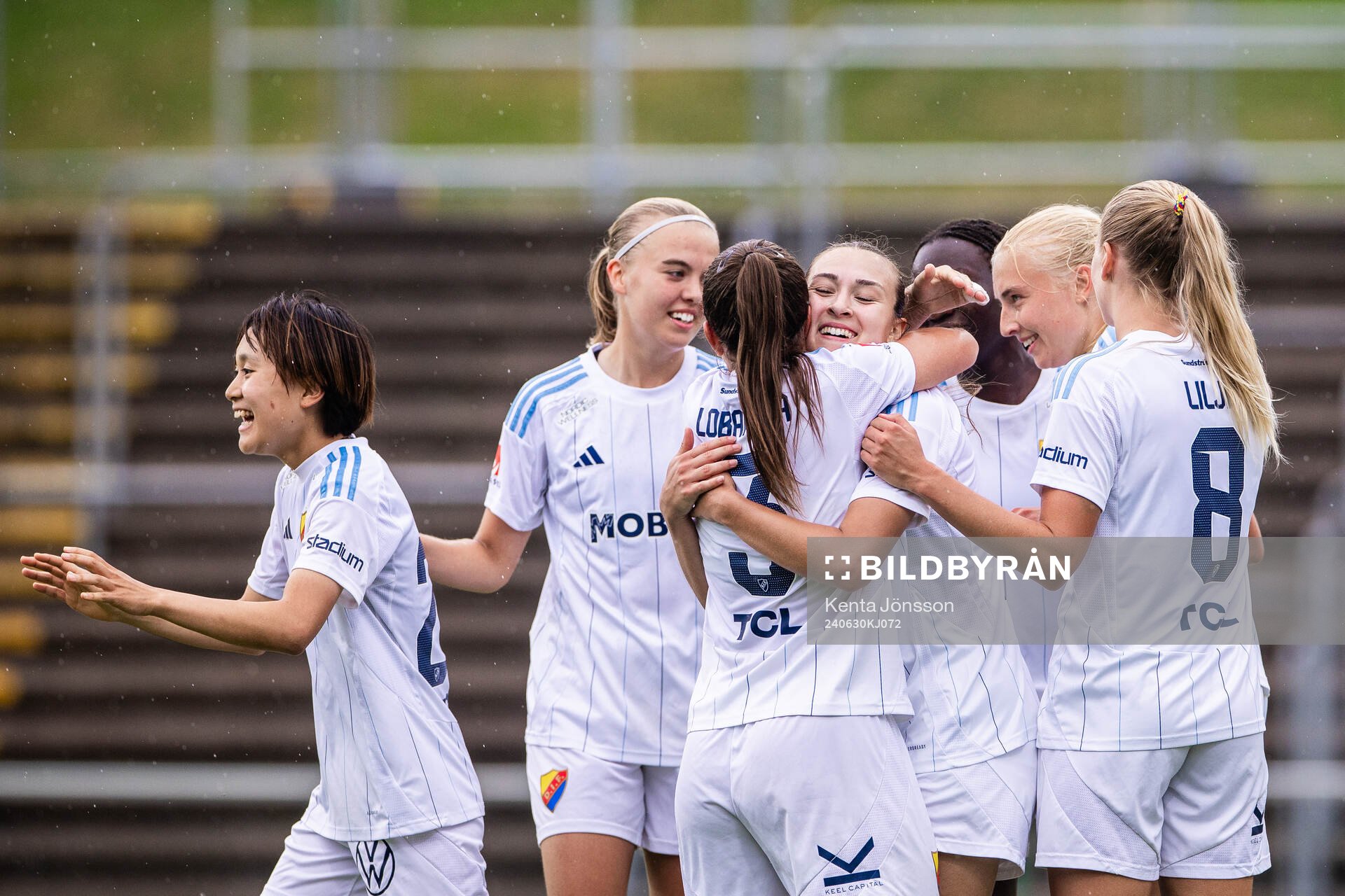 Djurgårdens Stinalisa Johansson (h) jublar med Shinomi