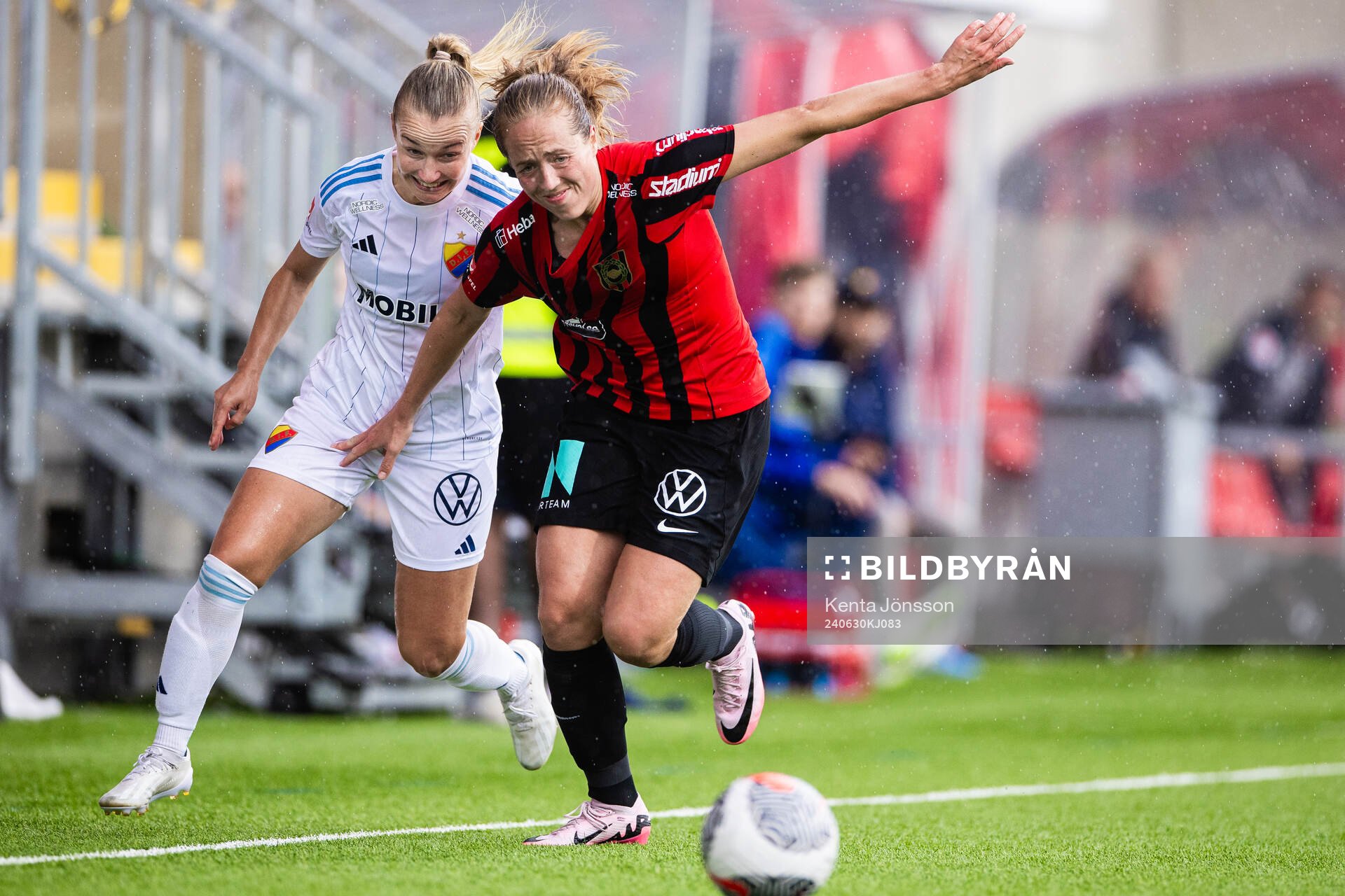 Djurgårdens Tove Almqvist och Brommapojkarnas Alice Ahlberg