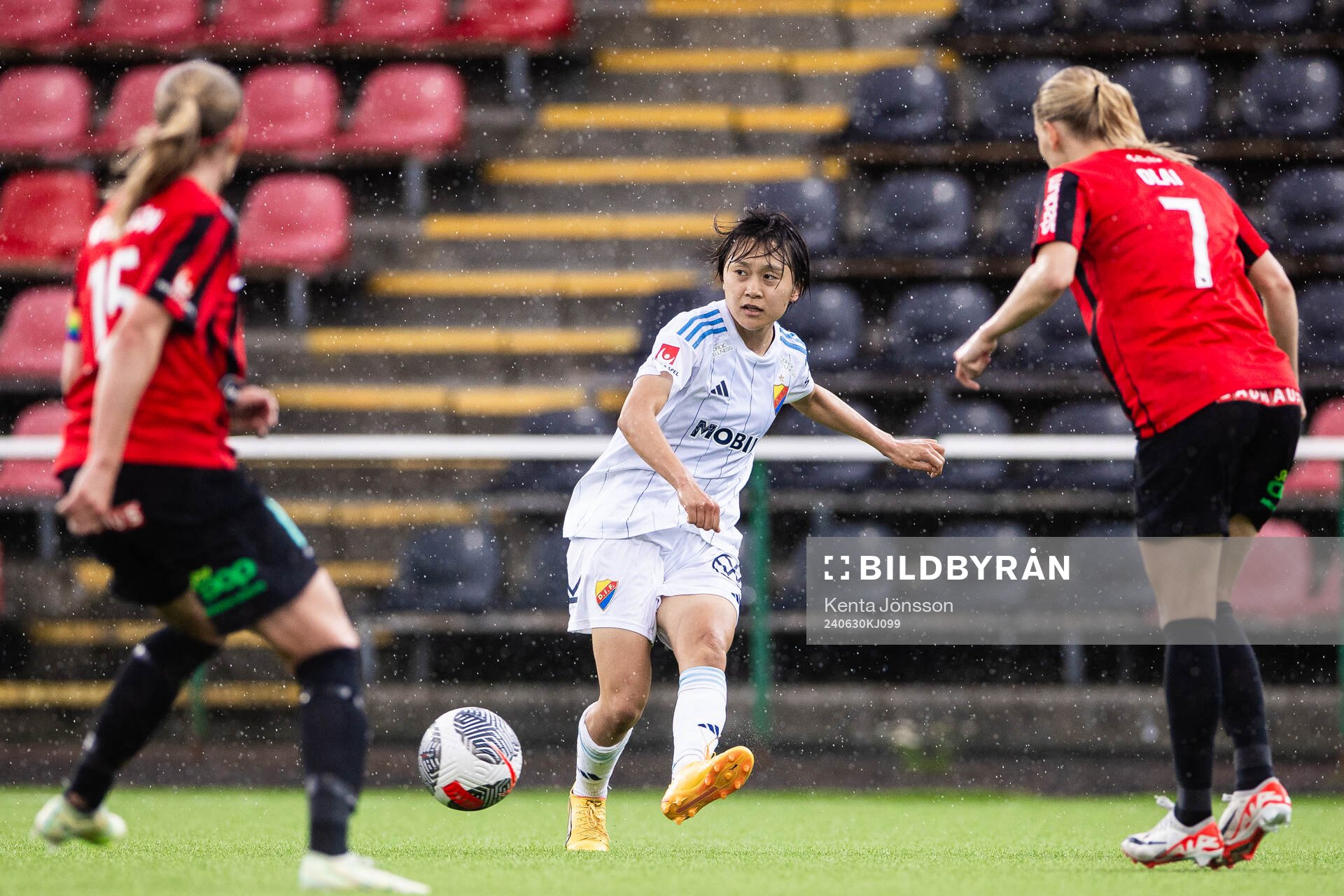 Djurgårdens Shinomi Koyama under fotbollsmatchen i Damallsvenskan mellan Brommapojkarna och Djurgården den 30 juni 2024 i Stockholm.