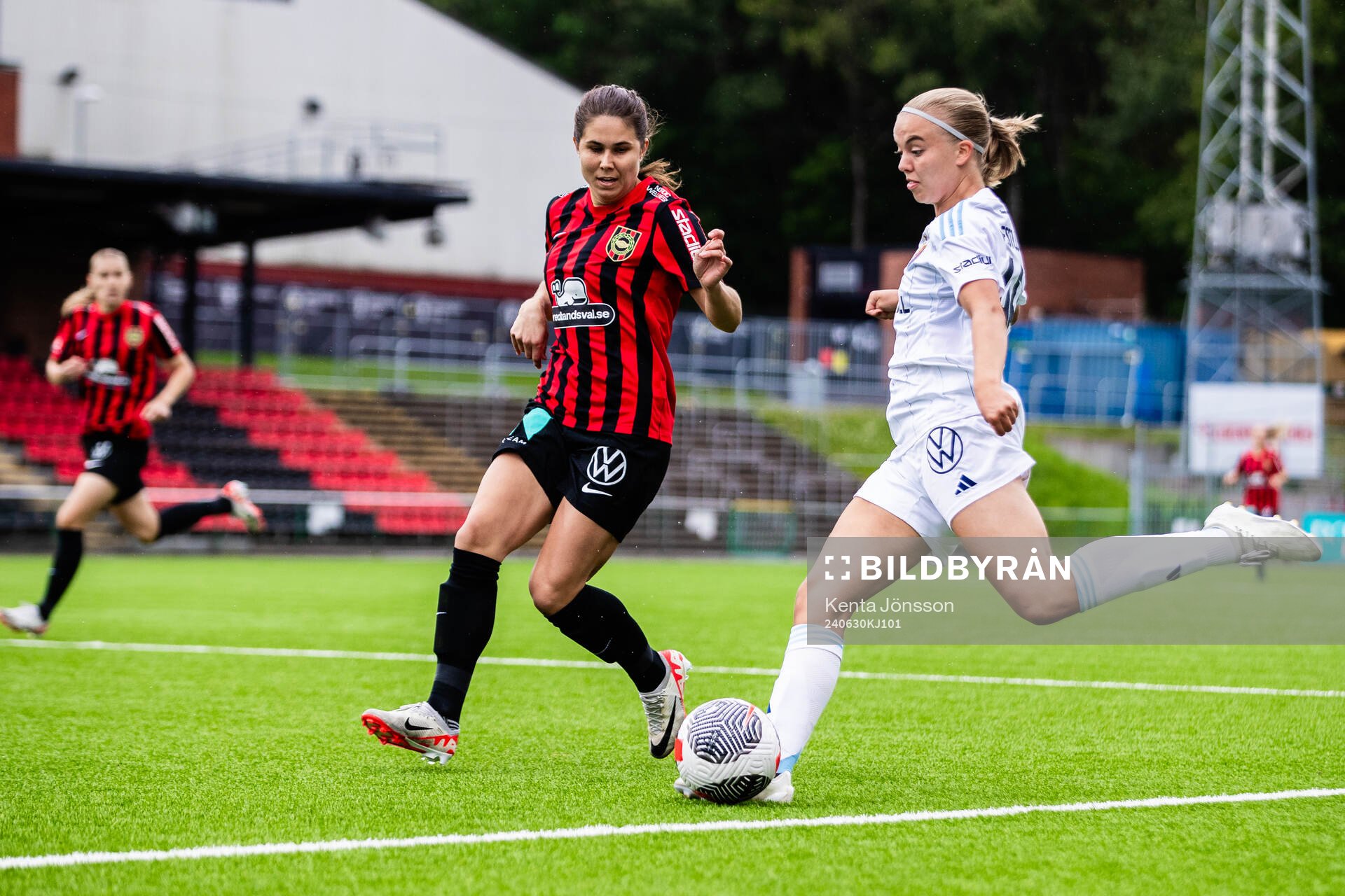 Brommapojkarnas Julia Olsson och Djurgårdens Elin Westlund